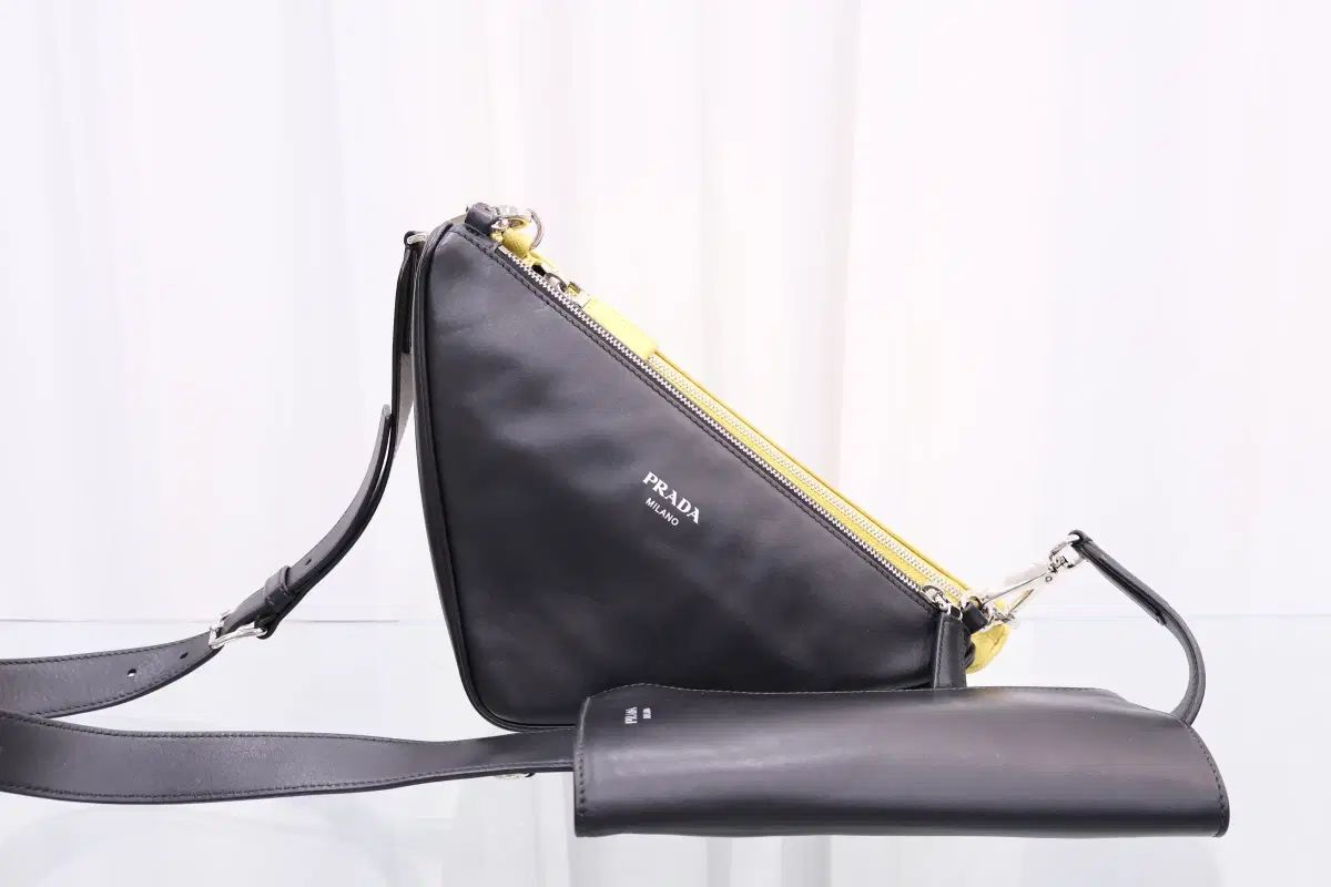 PRADA プラダ トライアングル ロゴ クロスバック 2VH157