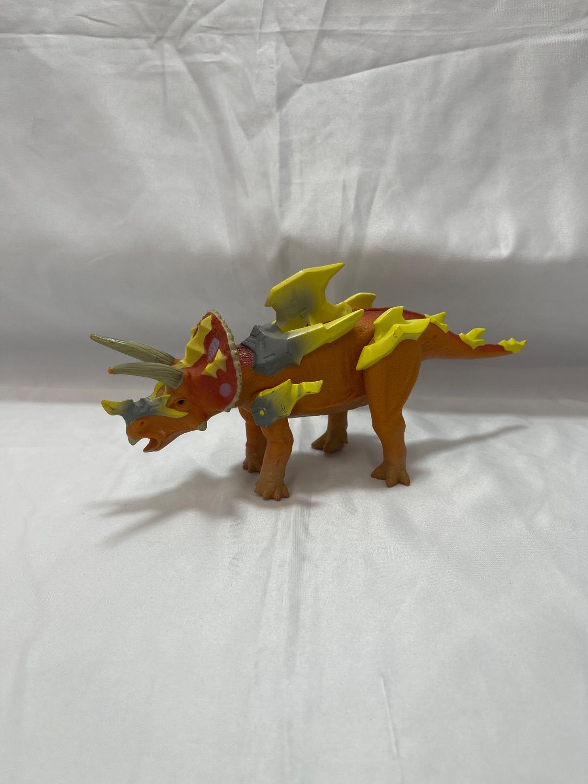 Figura rey antiguo dinosaurio rey triceratops