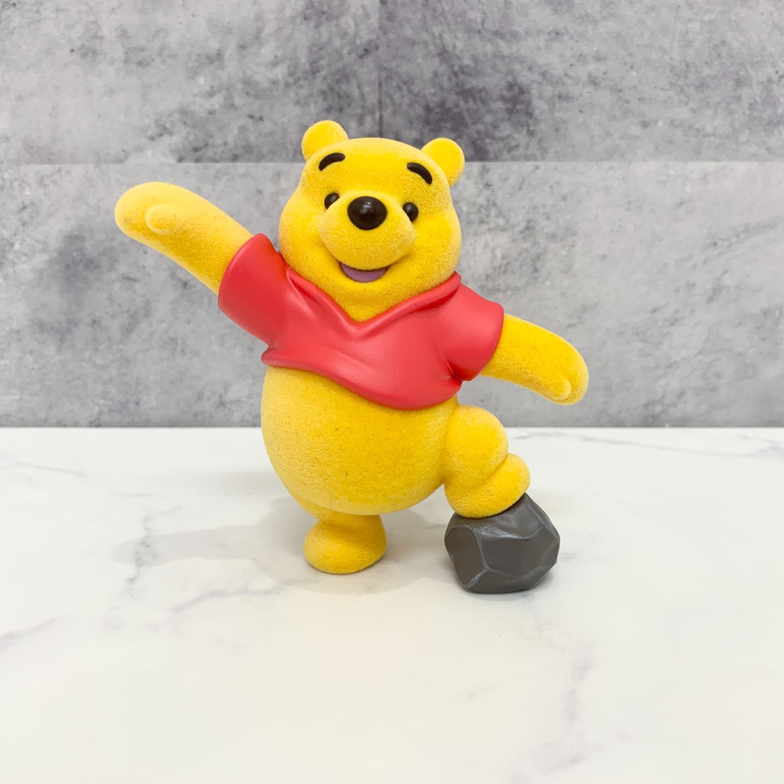Figura comercial de Winnie the Pooh tranquilamente de 52TOYS