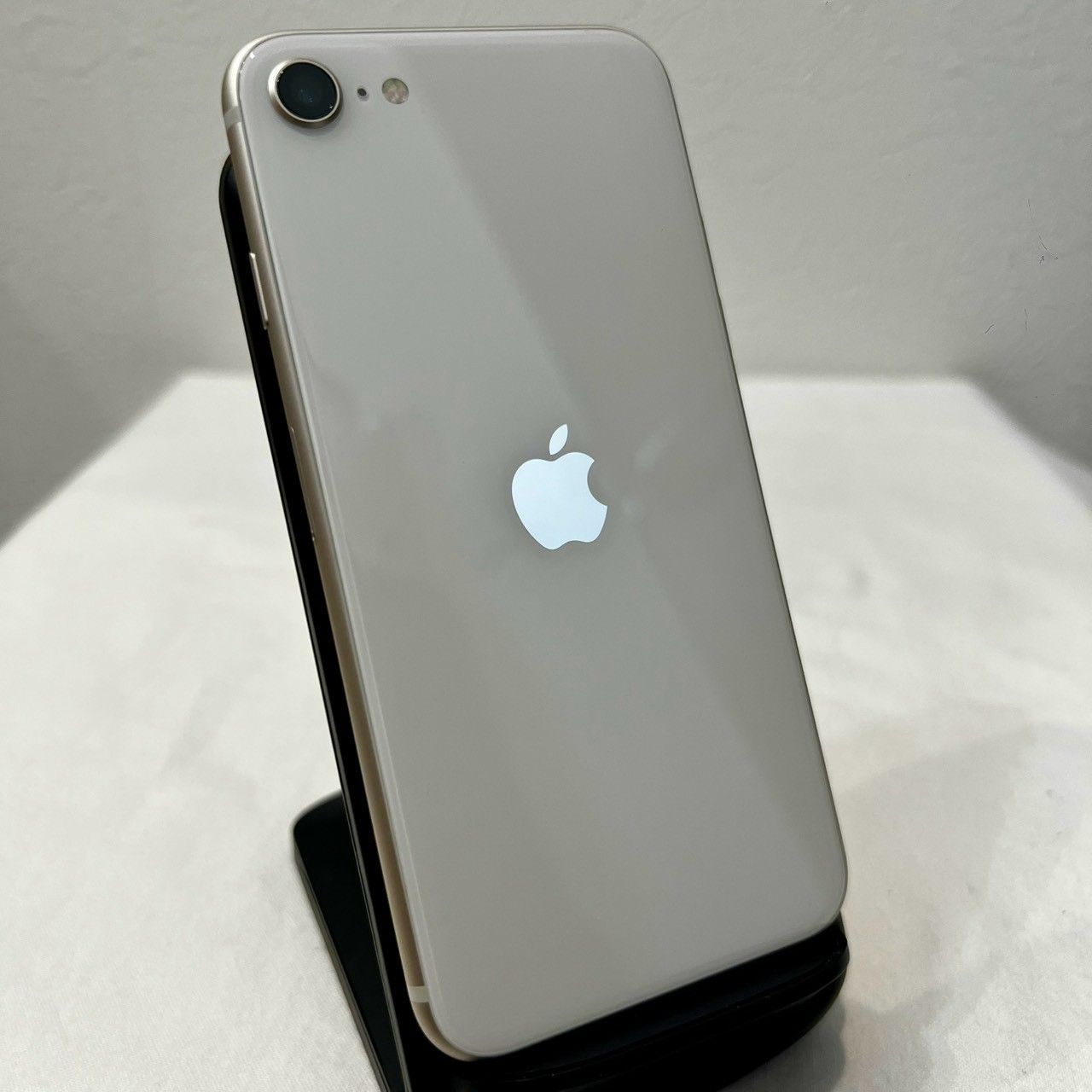 iPhone SE 3世代 64GB SIMフリー バッテリー100%- メルカリ