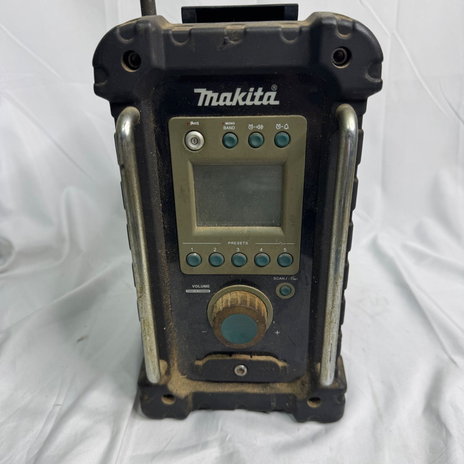 makita 現場ラジオ　MR100 動作確認済み ジャンク品/動作未確認】makita マキタ 充電式ラジオ MR100 現状品