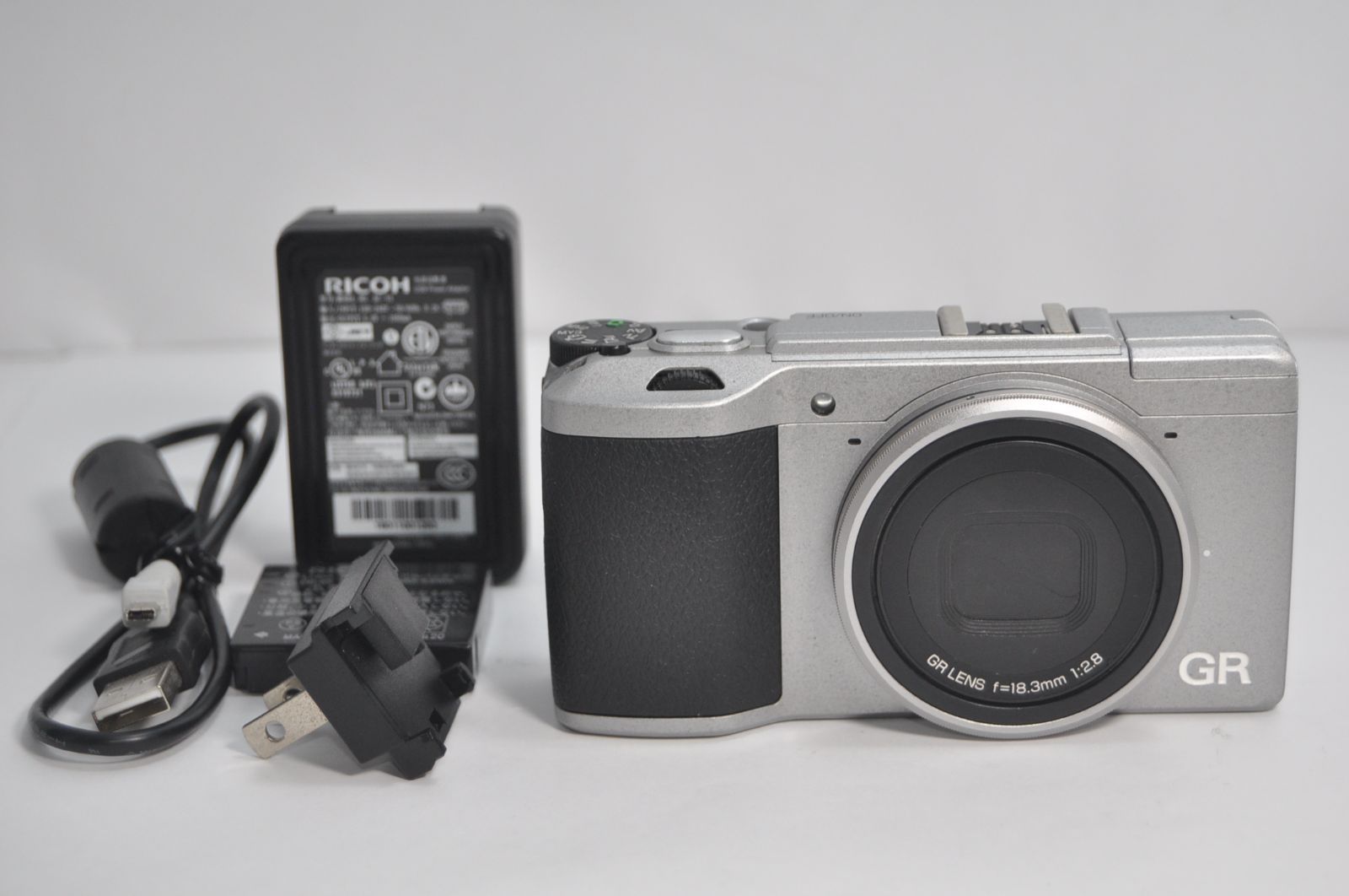 シャッター数6870回！RICOH リコー GR II Silver Edition - メルカリ