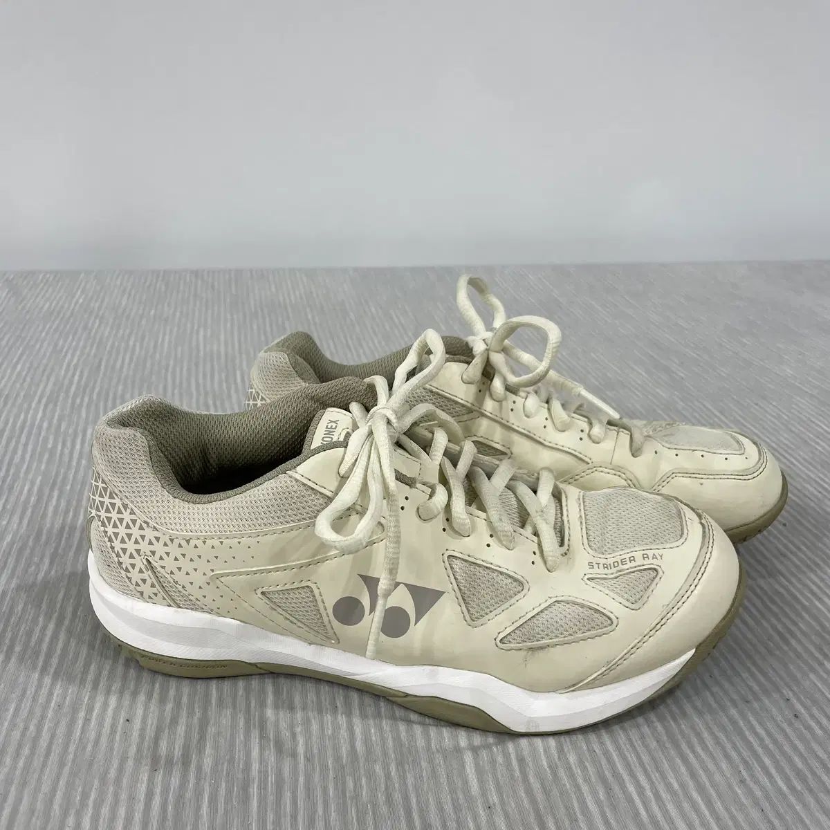 818)YONEX ヨネックス ストライダー レイ バドミントンシューズ 245mm 7,086円