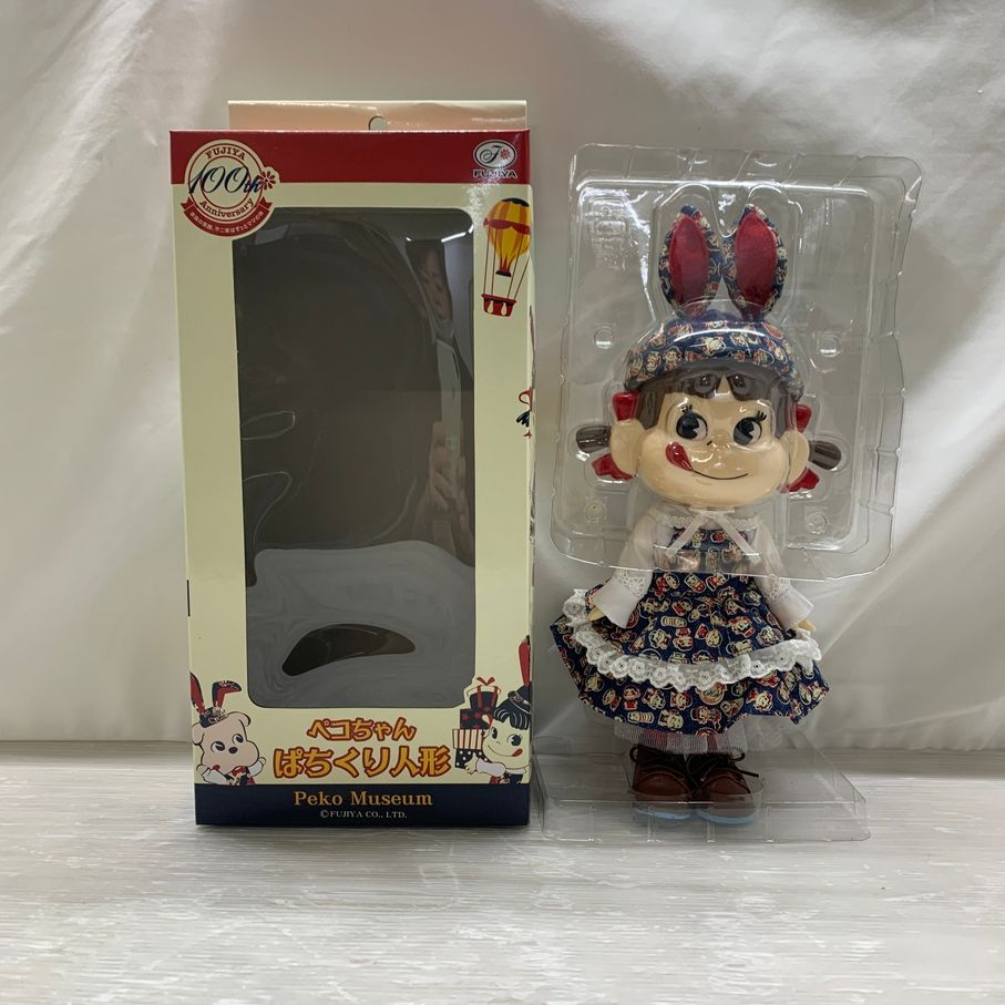 [Artículo entregado tal cual] Muñeca Peko-chan Pachikuri "Peko-chan" Serie del Museo Peko-chan Producto del 60 aniversario Muñeca Fujiya [038-260727-em-01-min]