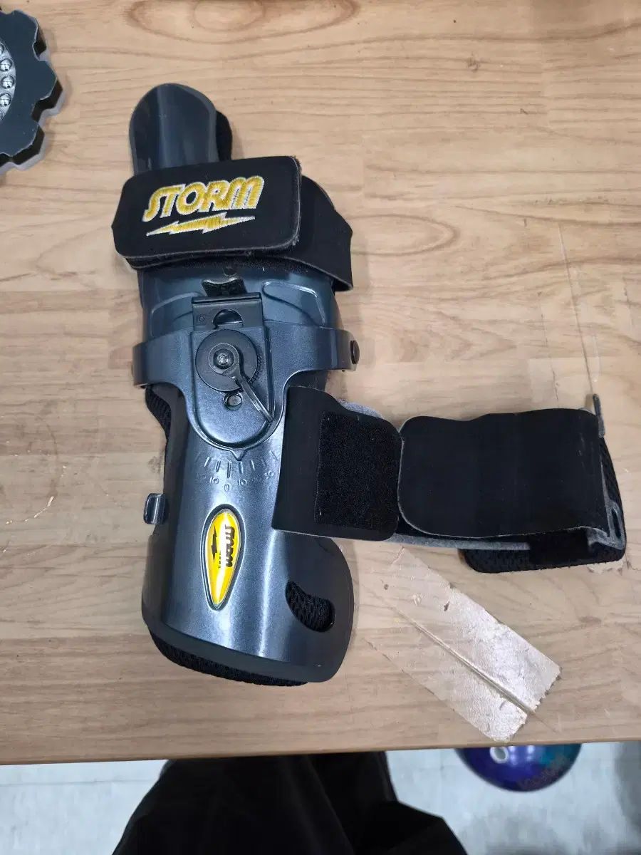 中古 ボーリングサポーター ストーム COBRA (コブラ) XL 右手用