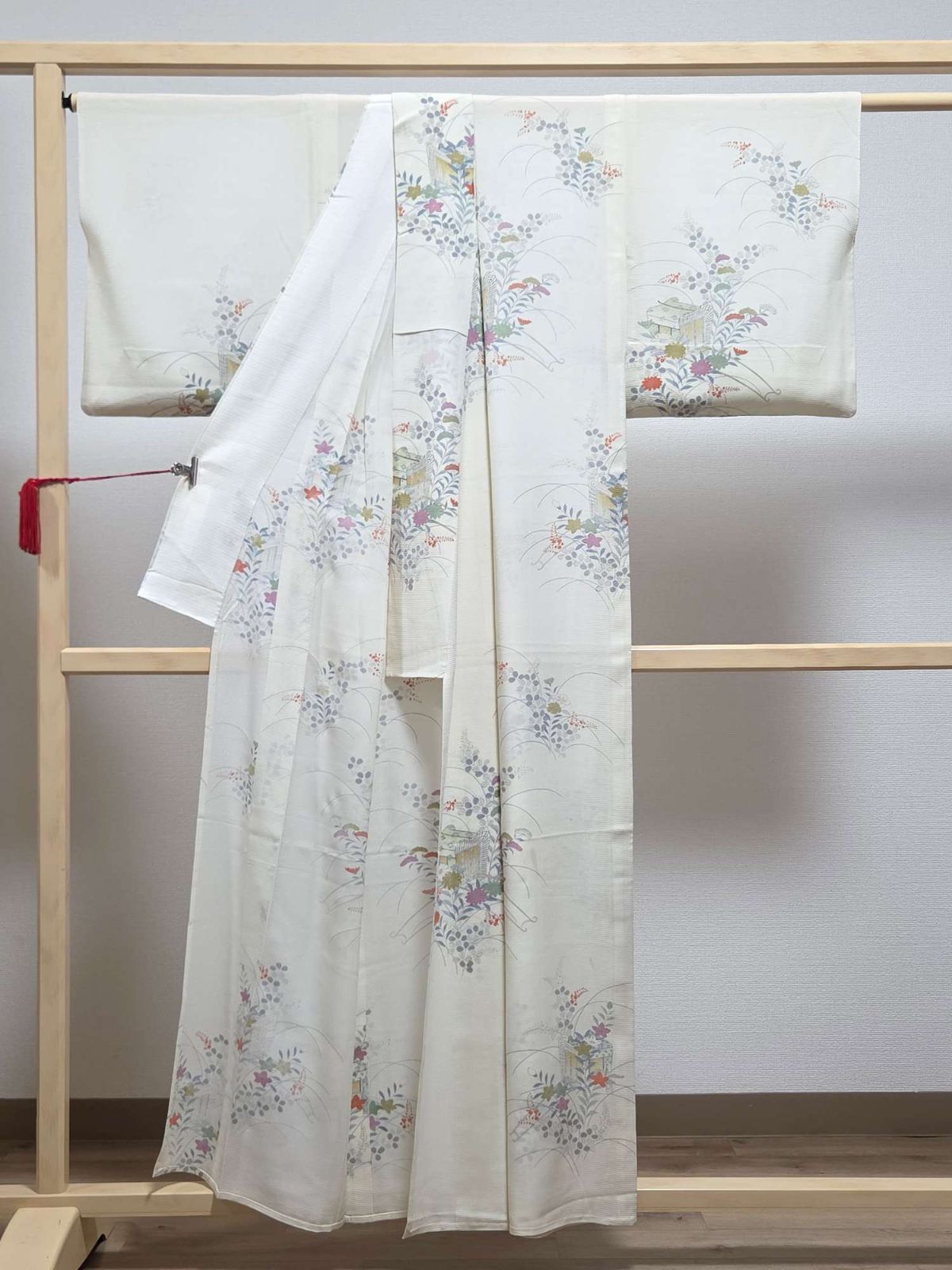 A5◇着物くつろぎ 夏物 橘 萩 花 刺繍 銀彩 蝶々 縦縞 白 黒 正絹 小紋