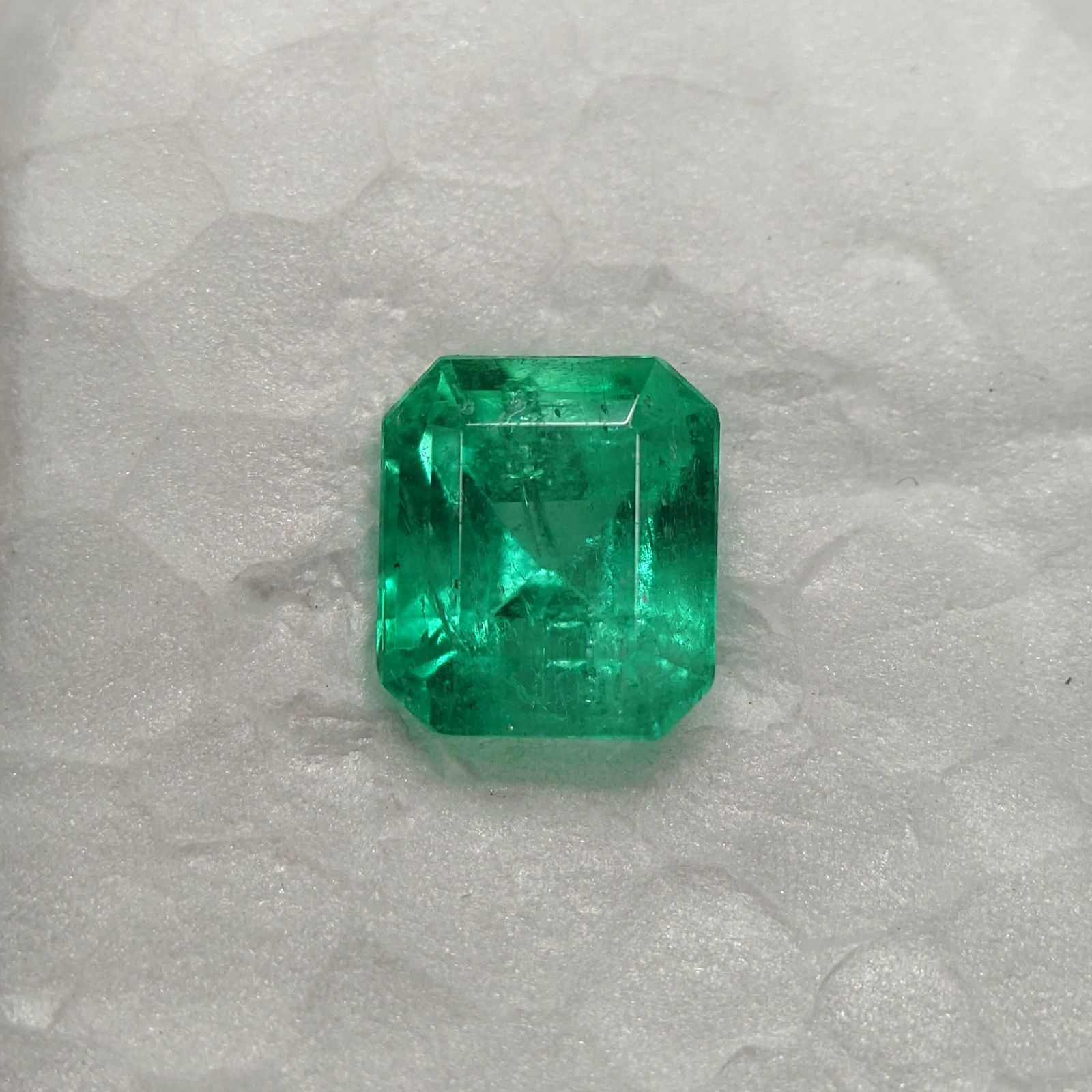天然エメラルド 0.49ct 約5.0mmｘ4.4mmｘ3.4ｍｍ ジュエリー外し e0049