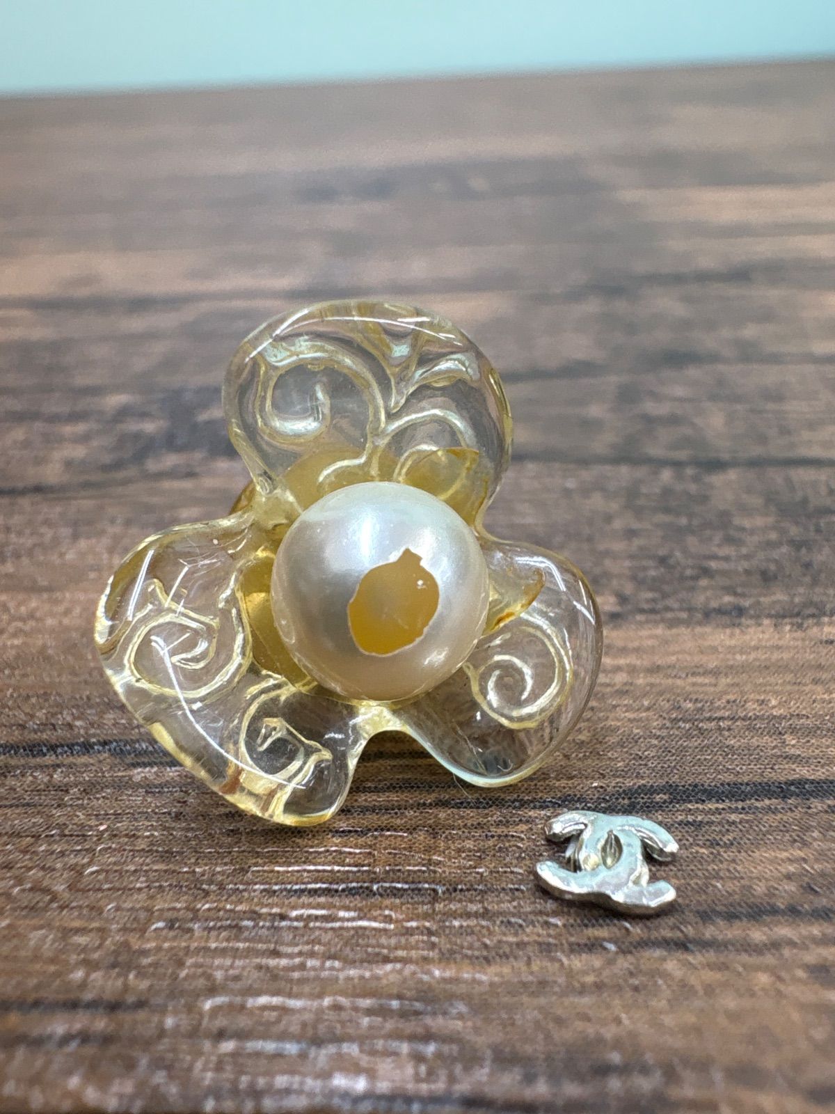 シャネルCHANEL⭐︎レア⭐︎ピアス 片耳 もう片方おまけ パールにシャネルマーク 難あり品※ 部品取れあり 現状品 CHANEL シャネル フラワーモチーフ