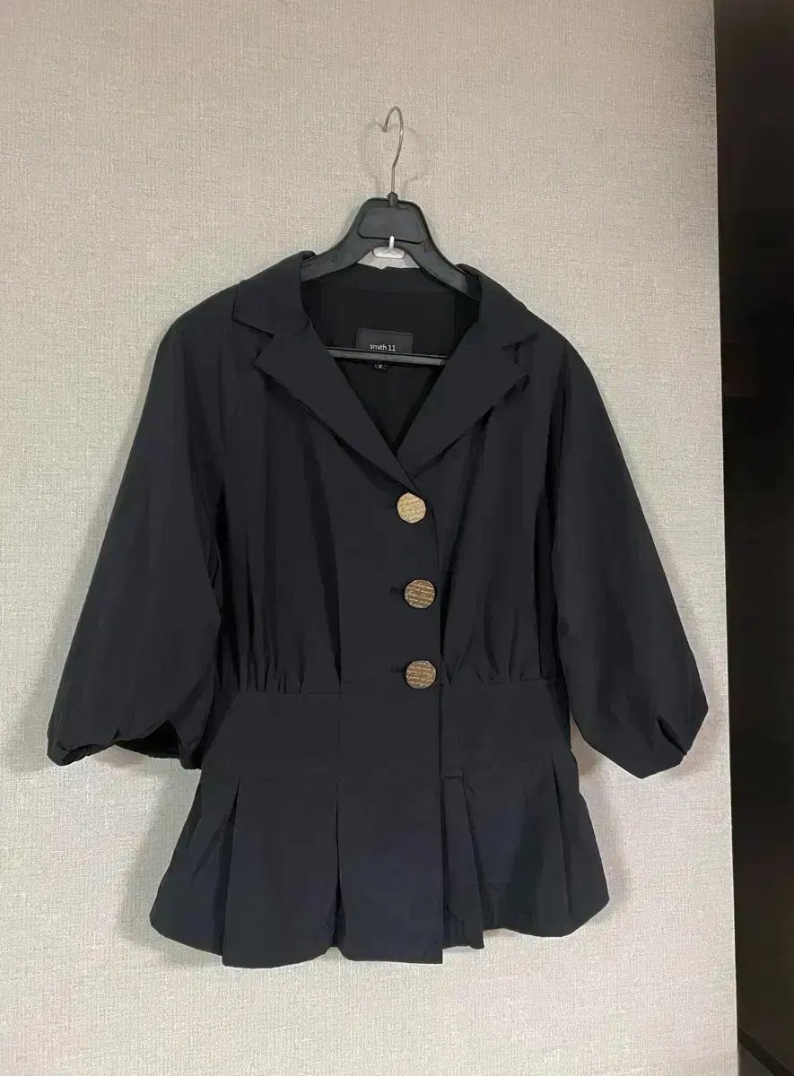 スミス11 シャカシャカ素材 ウエスト後ろゴム ぺプラム ジャケット 兼 ブラウス ゴールドボタン ピンタック パフ 5分袖 11,265円