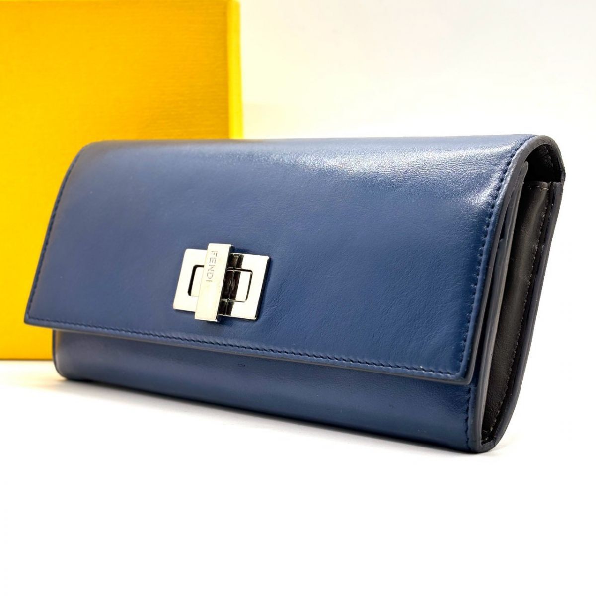 凛としたネイビーに心奪われる】 FENDI 長財布 ターンロック