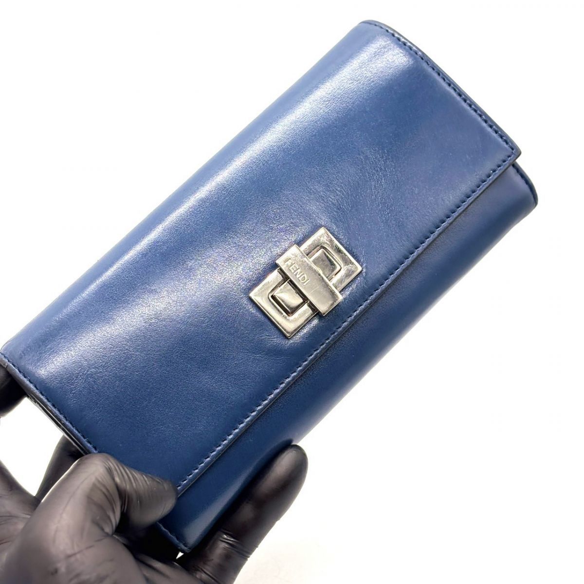 FENDI ネイビー レザー 長財布 凛としたネイビーに心奪われる】 FENDI 長財布 ターンロック