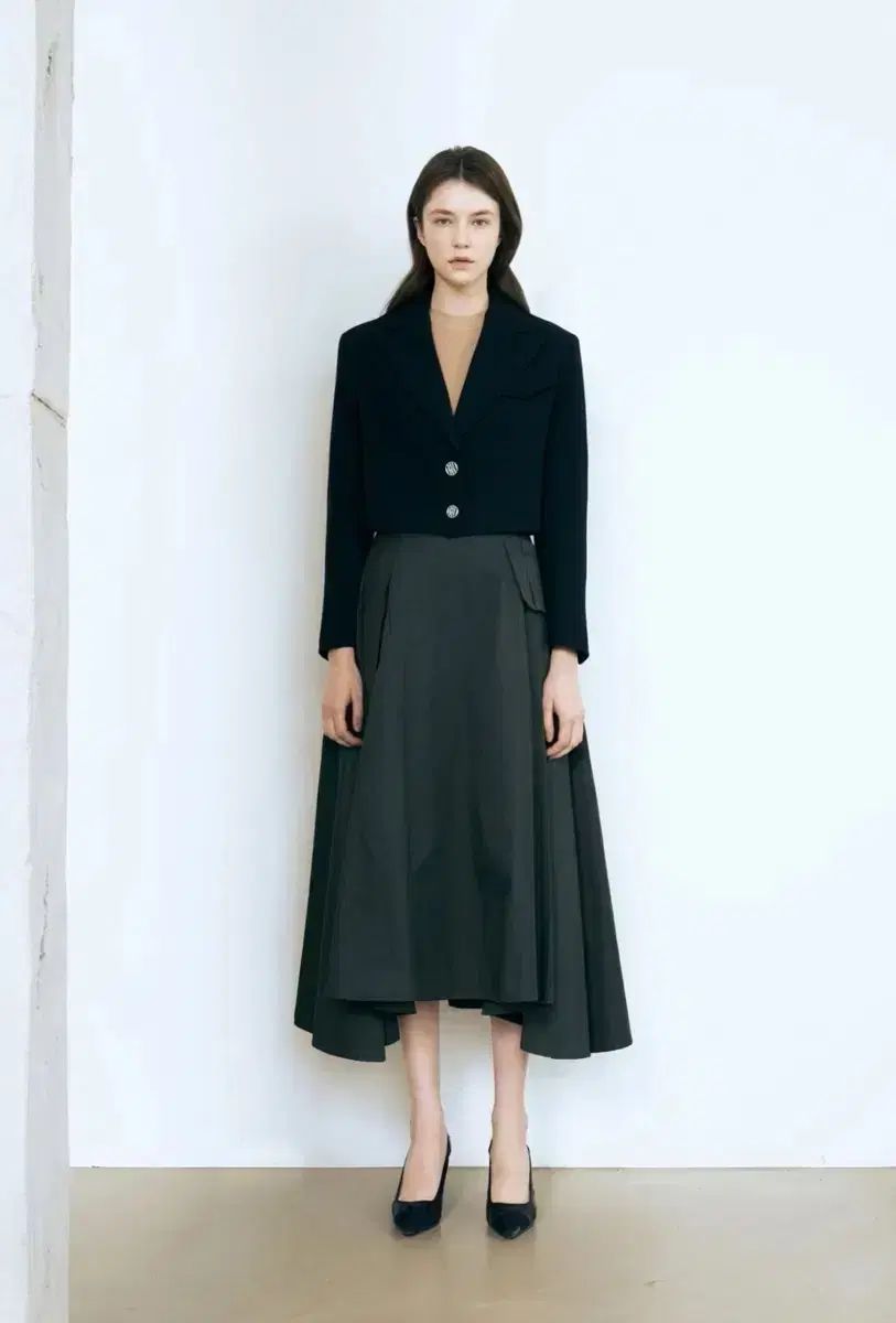 i-d シャカシャカ素材 アウトポケット アシンメトリー プリーツ スカート ID ブルーアイディ フレア スカート ロング丈 グリーン 11,975円