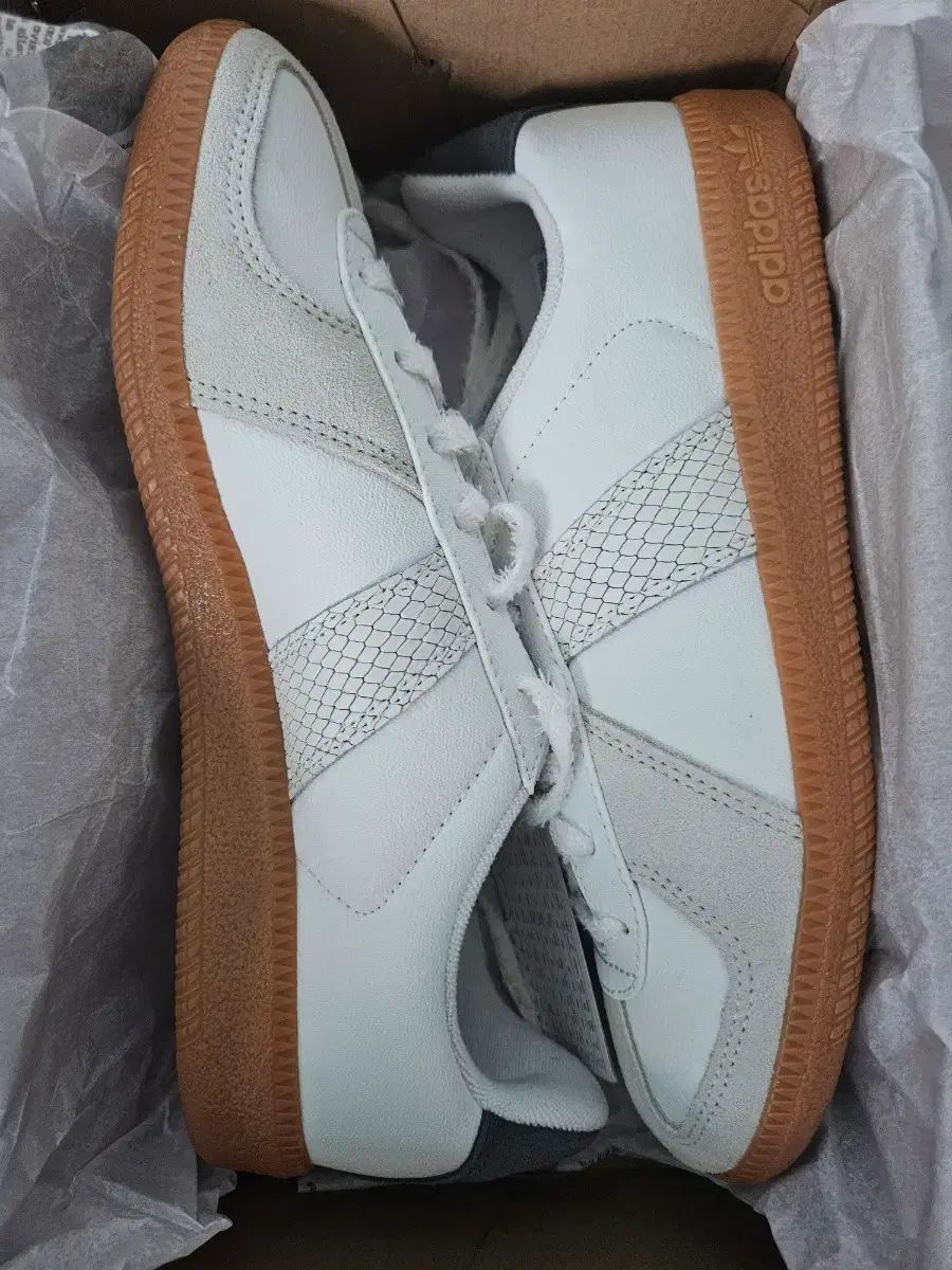 265 エンドクロージング adidas アミ ドイツ軍 白 JP8367