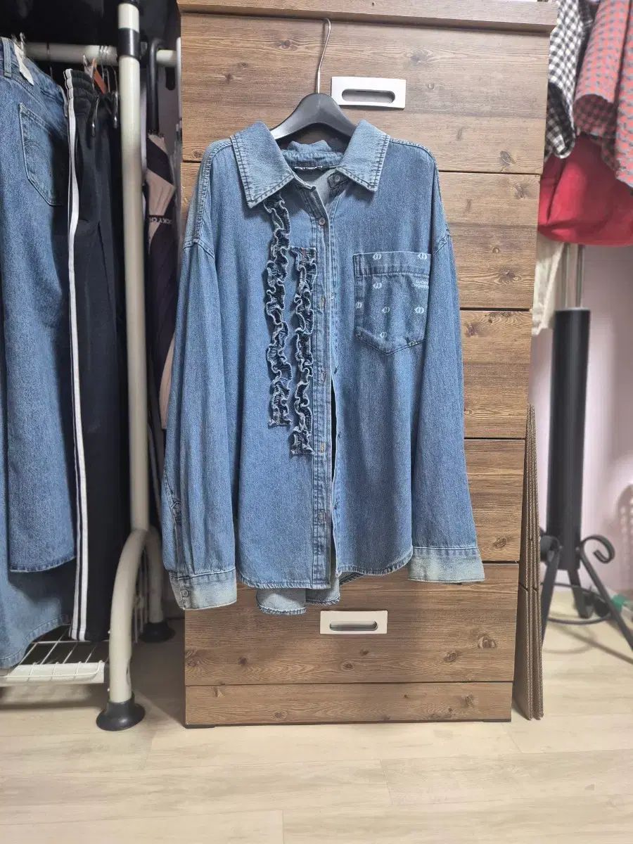 ラッキーシュエトゥ デニムシャツ