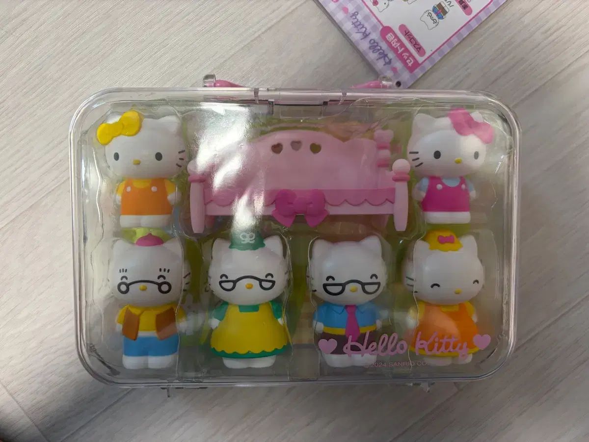 Conjunto de figuras familiares de casa de muñecas sanrio hello kitty