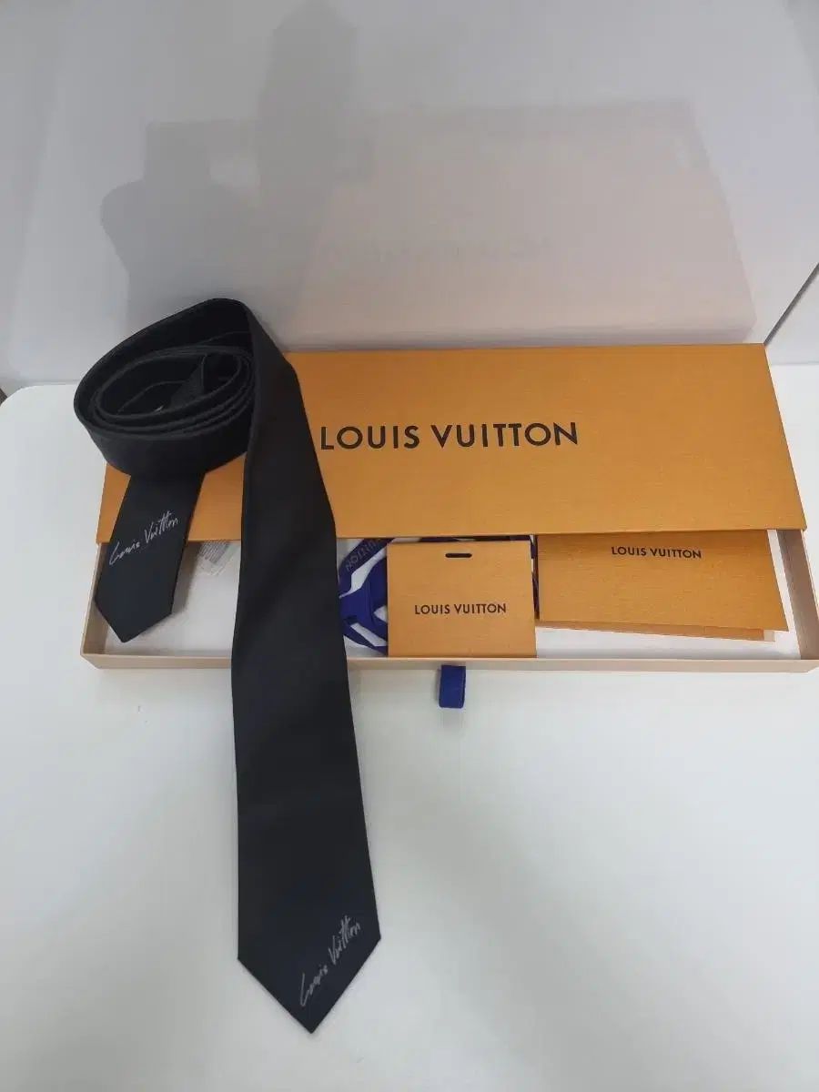 Louis Vuitton ルイヴィトン シグネチャー レタリング ネック タイ フルセット