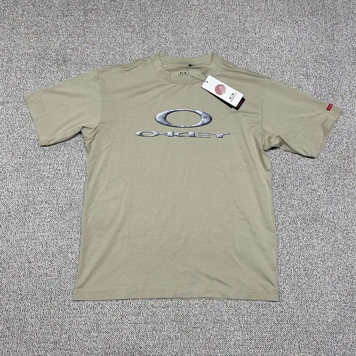 オークリー 半袖 新品 8,743円