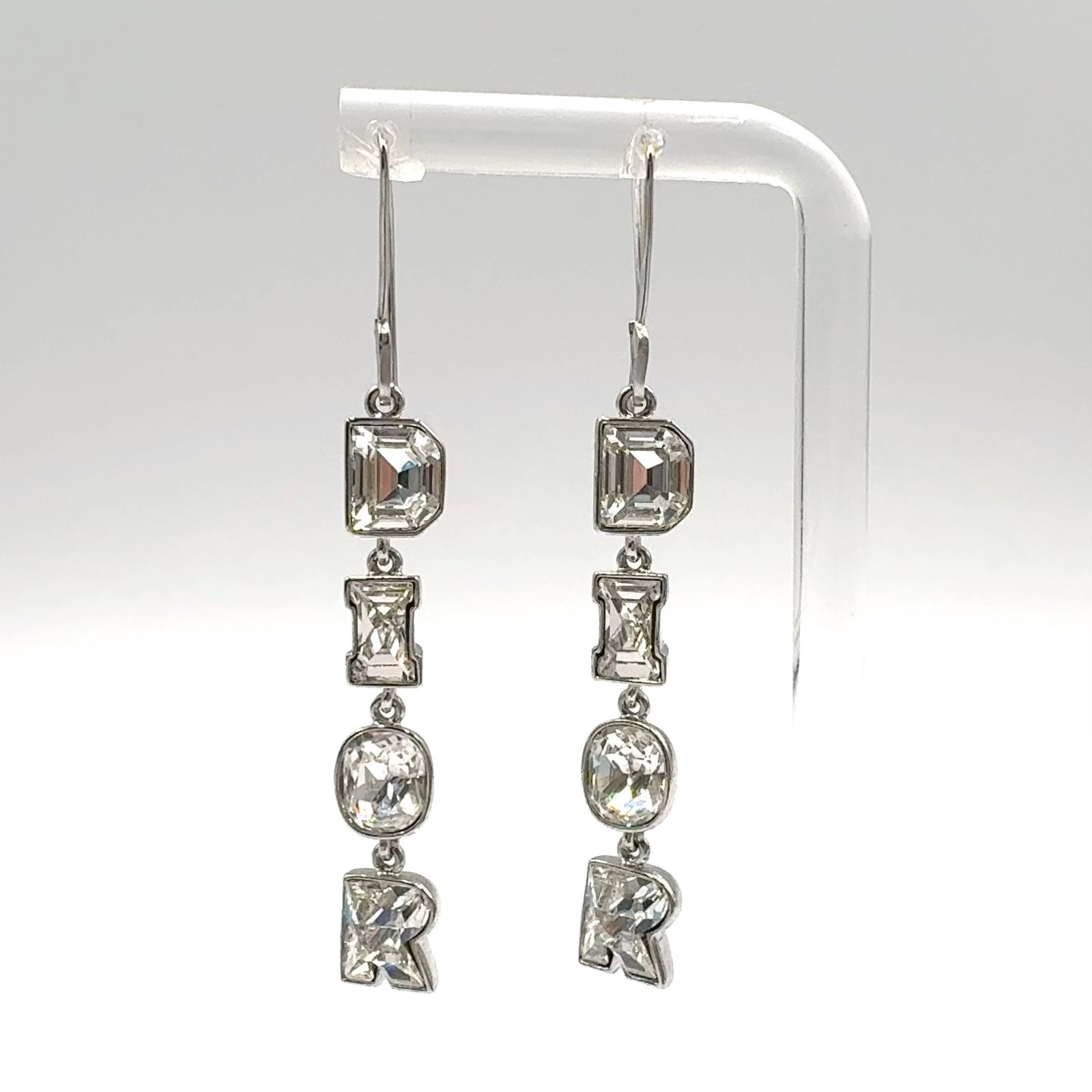 Dior ロゴ ドロップピアス シルバーカラー 新着】Christian Dior ロゴ クリスタル ドロップ メタル、カラー