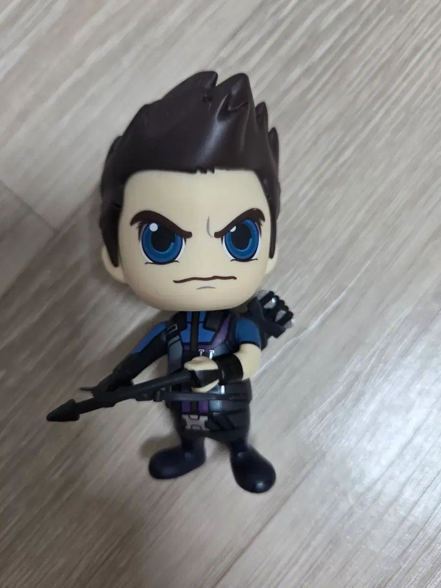 figura maravilla ojo de halcón