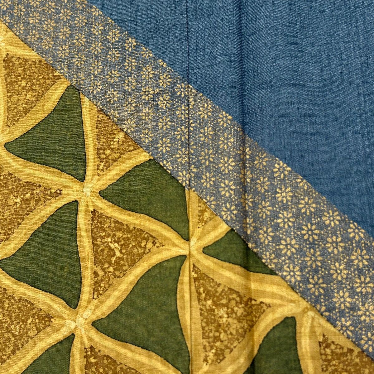 【美品】 付下げ 身丈150.5cm 裄丈62.5cm S 袷 紬地 落款 幾何学 小花 金彩 青緑 正絹 秀品 【中古】