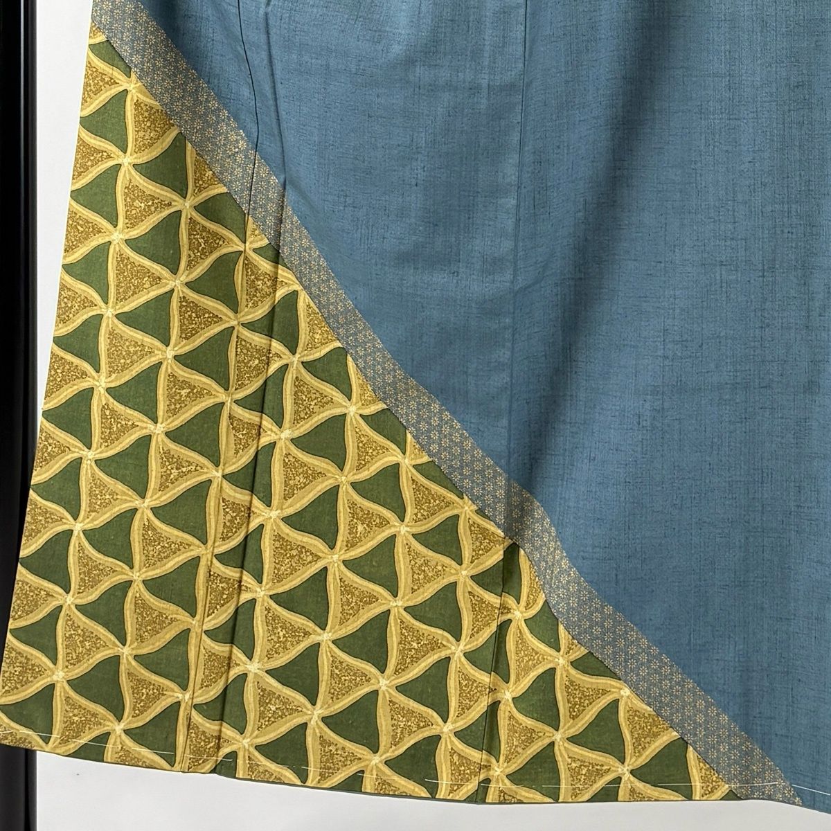【美品】 付下げ 身丈150.5cm 裄丈62.5cm S 袷 紬地 落款 幾何学 小花 金彩 青緑 正絹 秀品 【中古】
