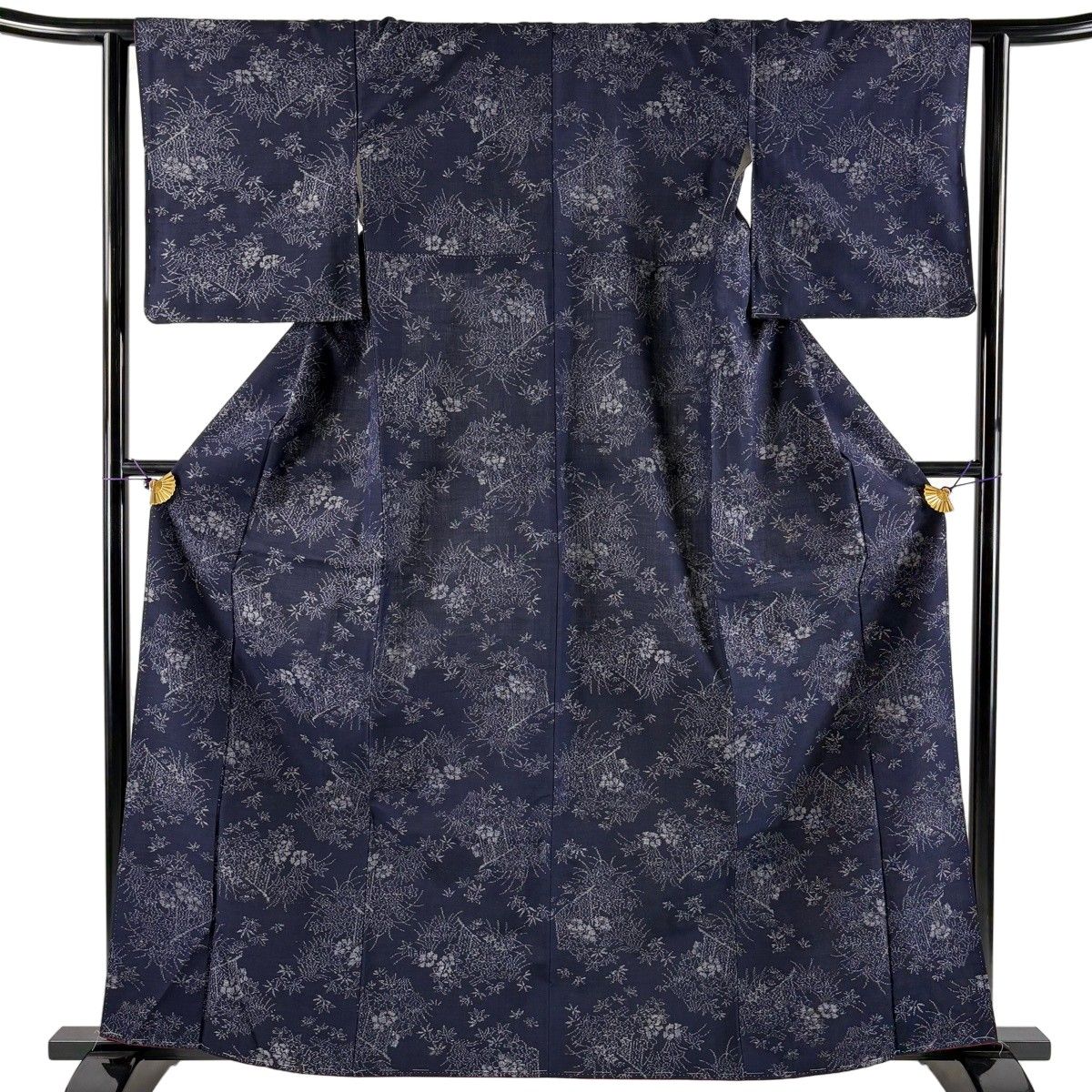 紬 身丈162.5cm 裄丈62.5cm S 袷 証紙 草花 垣根 紺色 正絹 名品 【中古】