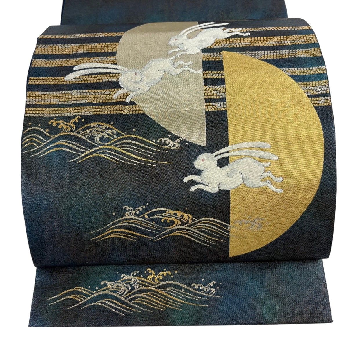 袋帯 逸品 長嶋成織物 落款 瀞金錦 照映 織の真髄 うさぎ 波頭 本金箔 刺繍 青緑 お太鼓柄 正絹 【中古】 25,752円