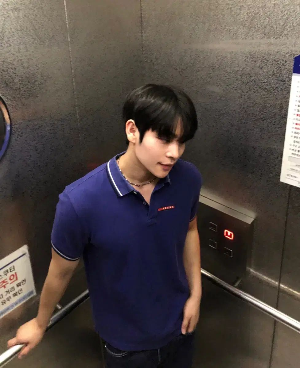 PRADA プラダ 正規品 ロゴワッペン Tシャツ ネイビー