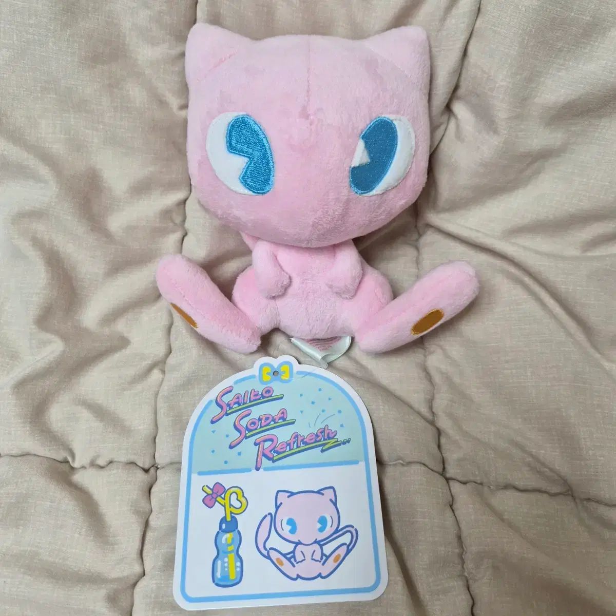 ミュウ 出品 ) ポケットモンスター サイコ ソーダ ミネラル サイダー フレッシュ ぬいぐるみ プサン 釜山 のんびり バカンス ポップアップ ピチュー ピカチュウ ライチュウ イーブイ ヒトカゲ コダック フシギダネ ゴ.
