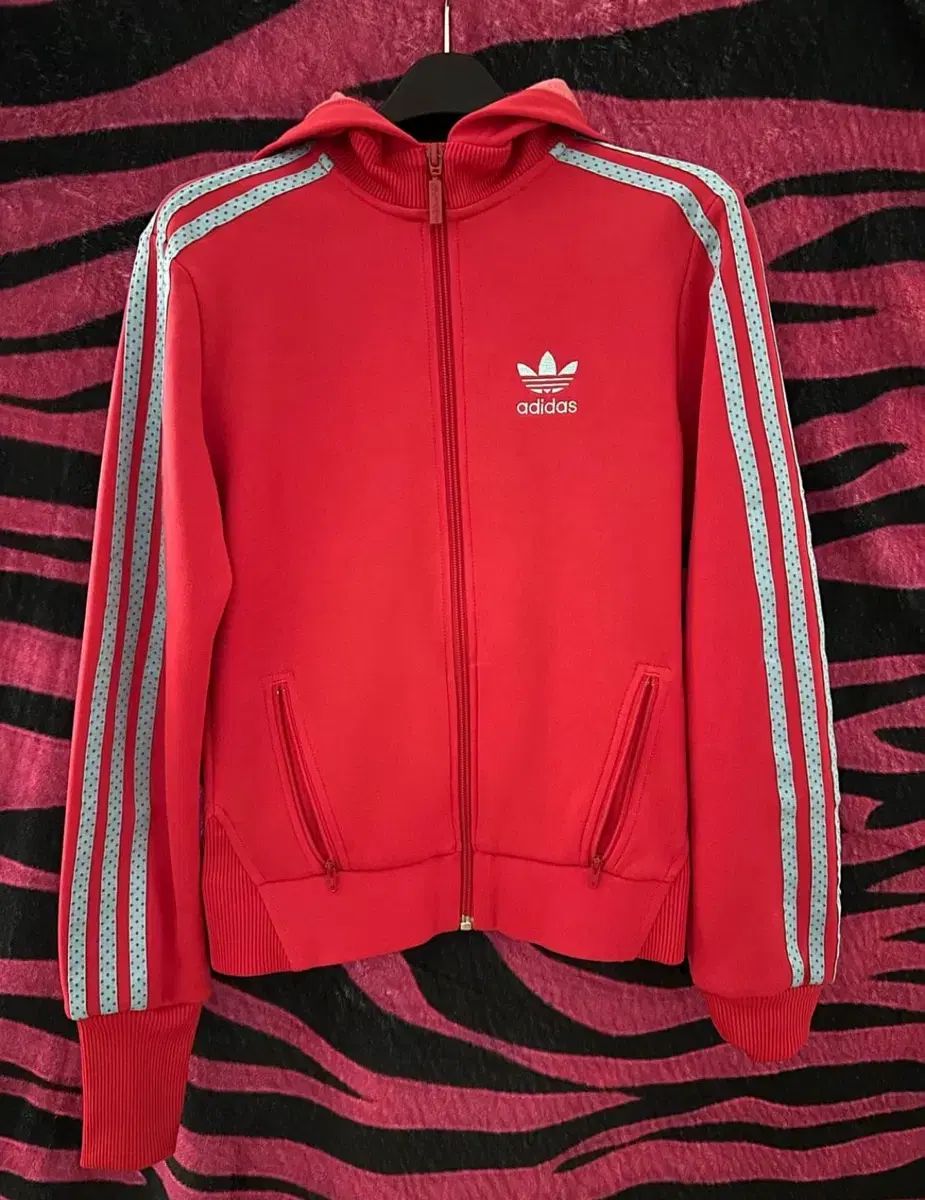 アディダス ドット3本線 スリムフィット ジャージ レッド 6,055円