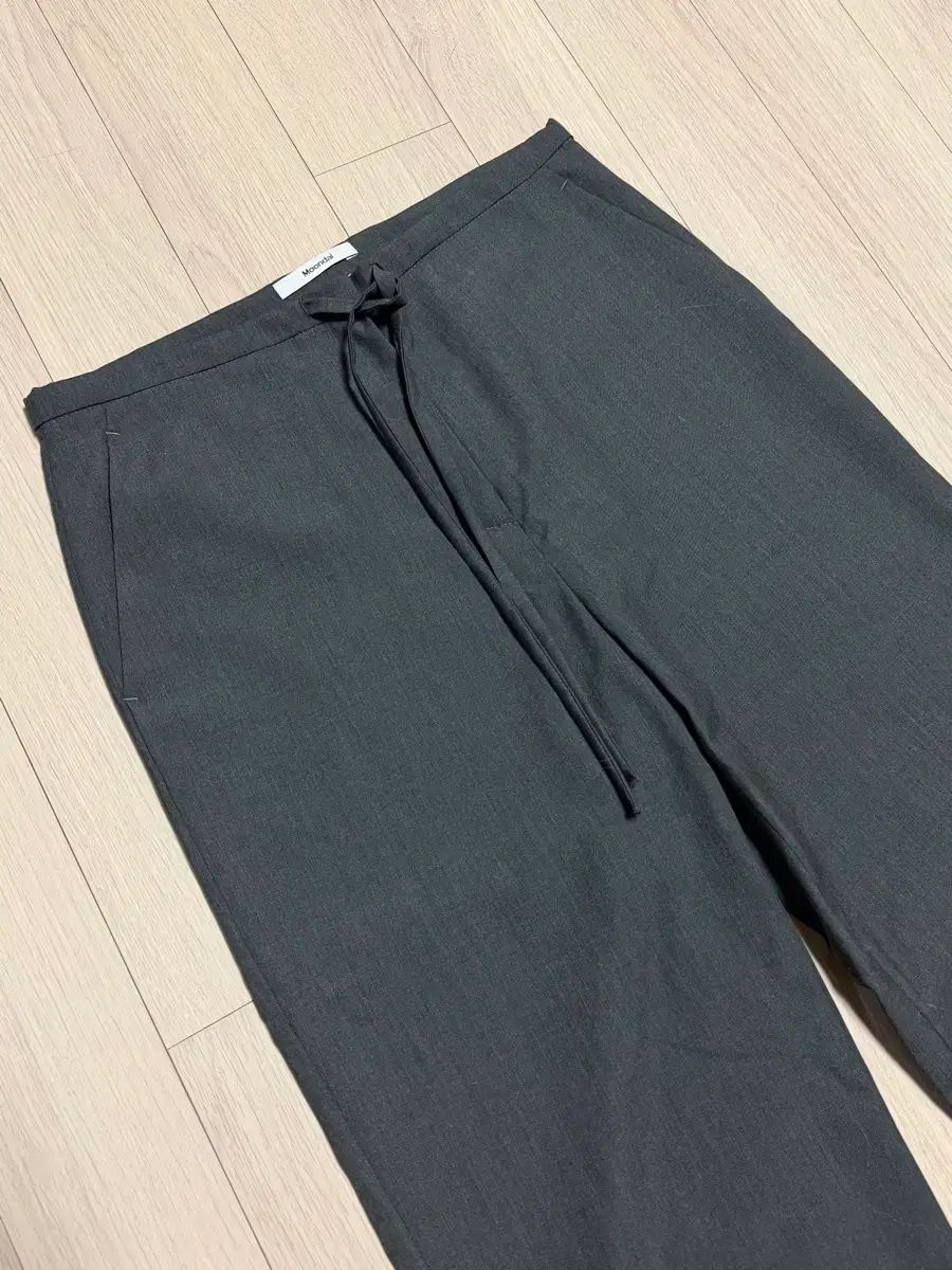ムンダル サマー ウール テンセル シャーリング スラックス チャコール moondal classic string 春 夏 基本 ズボン ストレートフィット スーツ