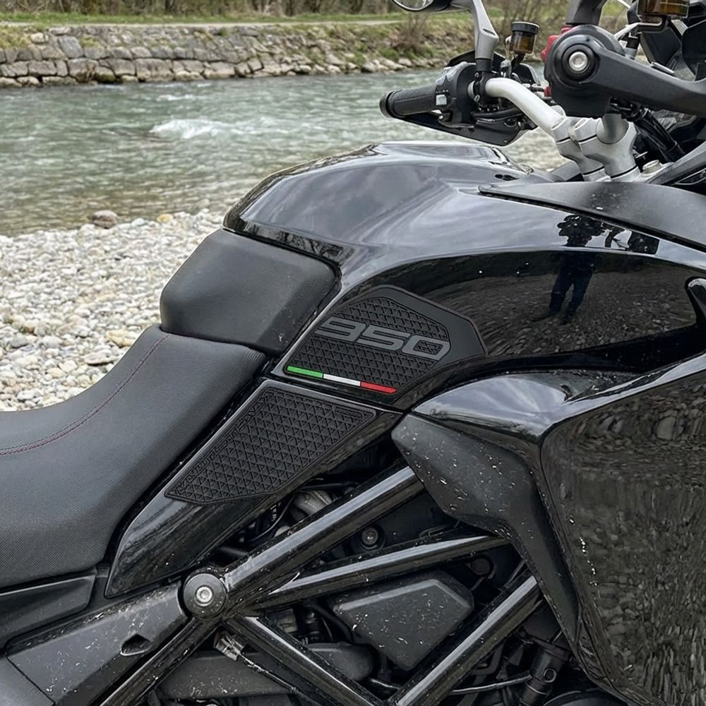 ドゥカティ ムルティストラーダ950 950S 2019〜2025対応 滑り止めサイドタンクパッド ニーグリップ保護