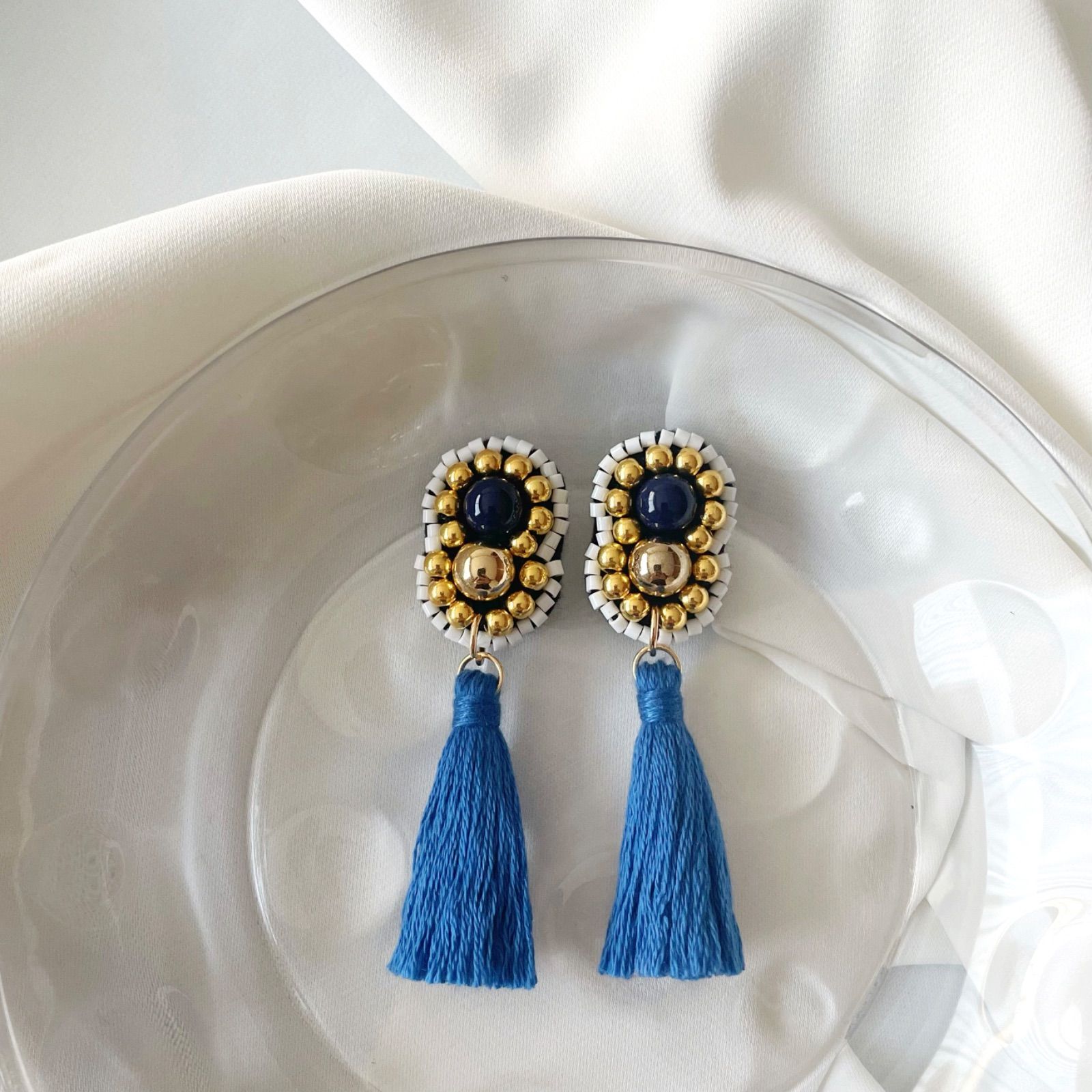 小ぶりなまん丸ビーズ刺繍ピアス、イヤリング まんまるビーズとタッセル (ブルー)ビーズ刺繍 ピアス/イヤリング