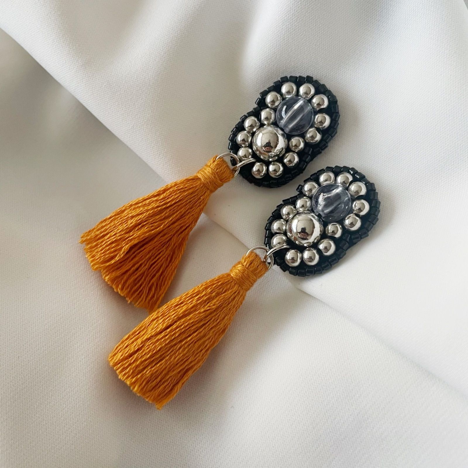 まんまるビーズとタッセル (オレンジブラウン)ビーズ刺繍 ピアス
