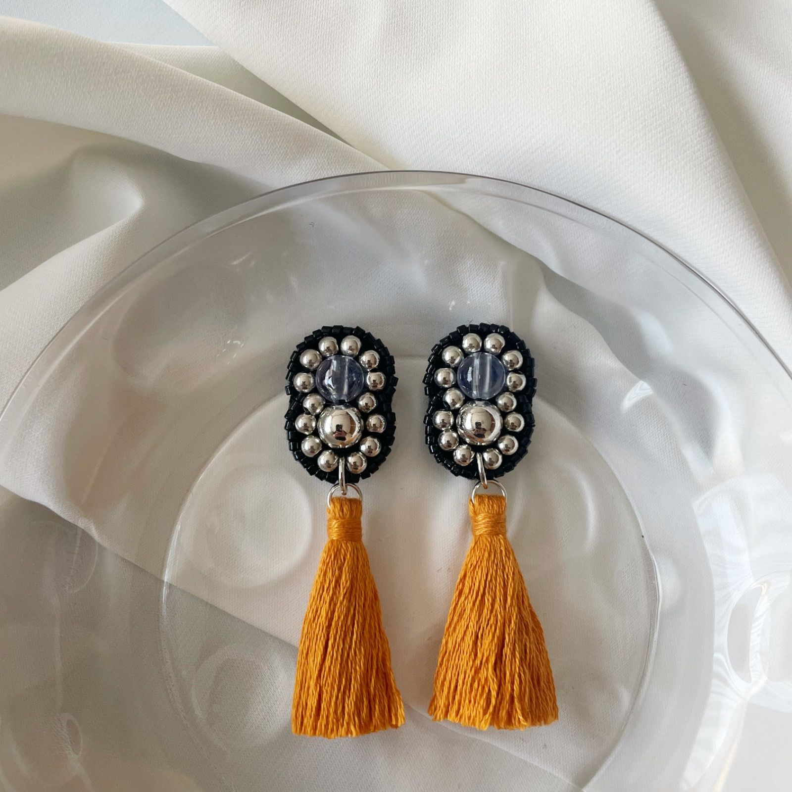 まんまるビーズとタッセル (オレンジブラウン)ビーズ刺繍 ピアス