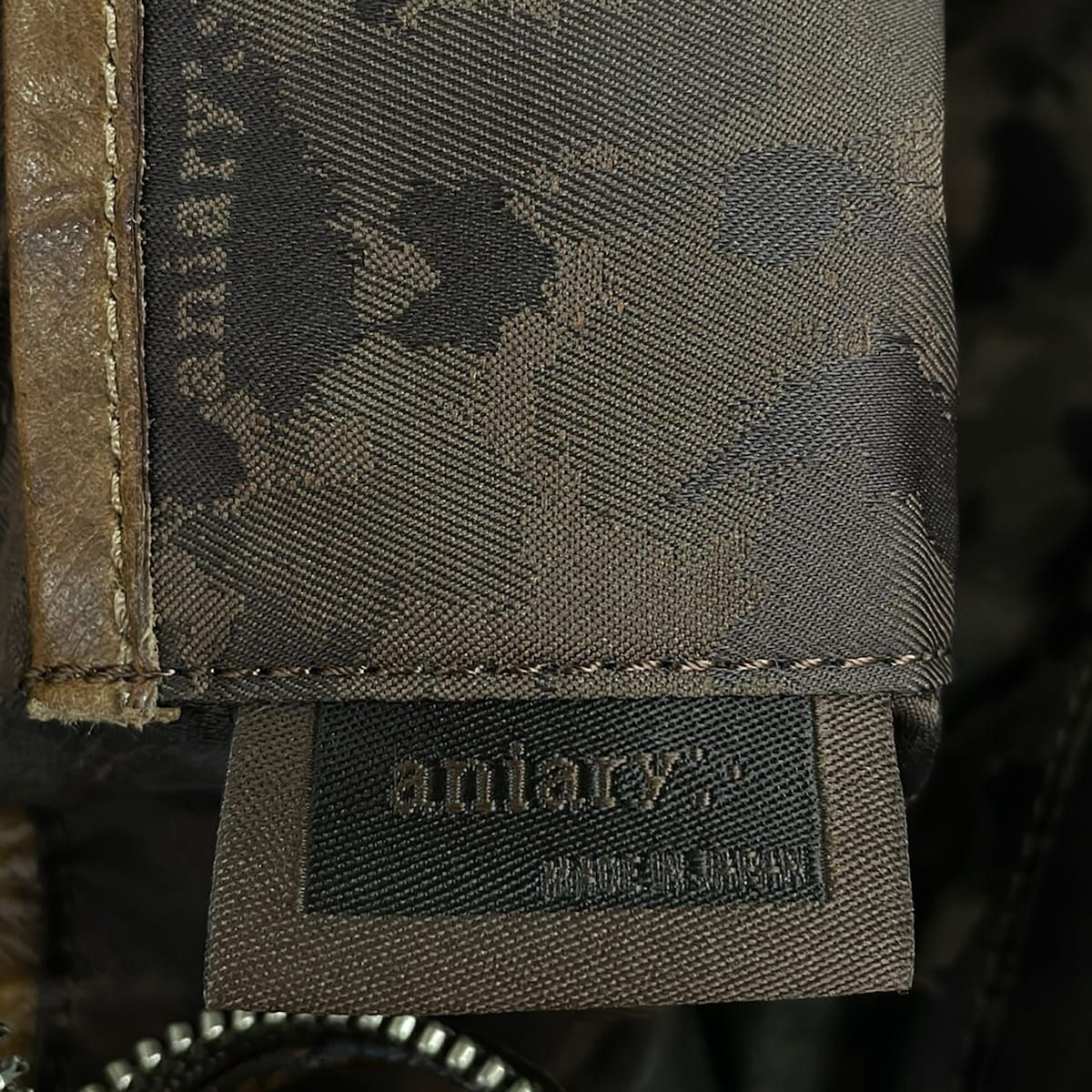 aniary(アニアリ) ショルダーバッグ - ブラウン 型押し加工 レザー