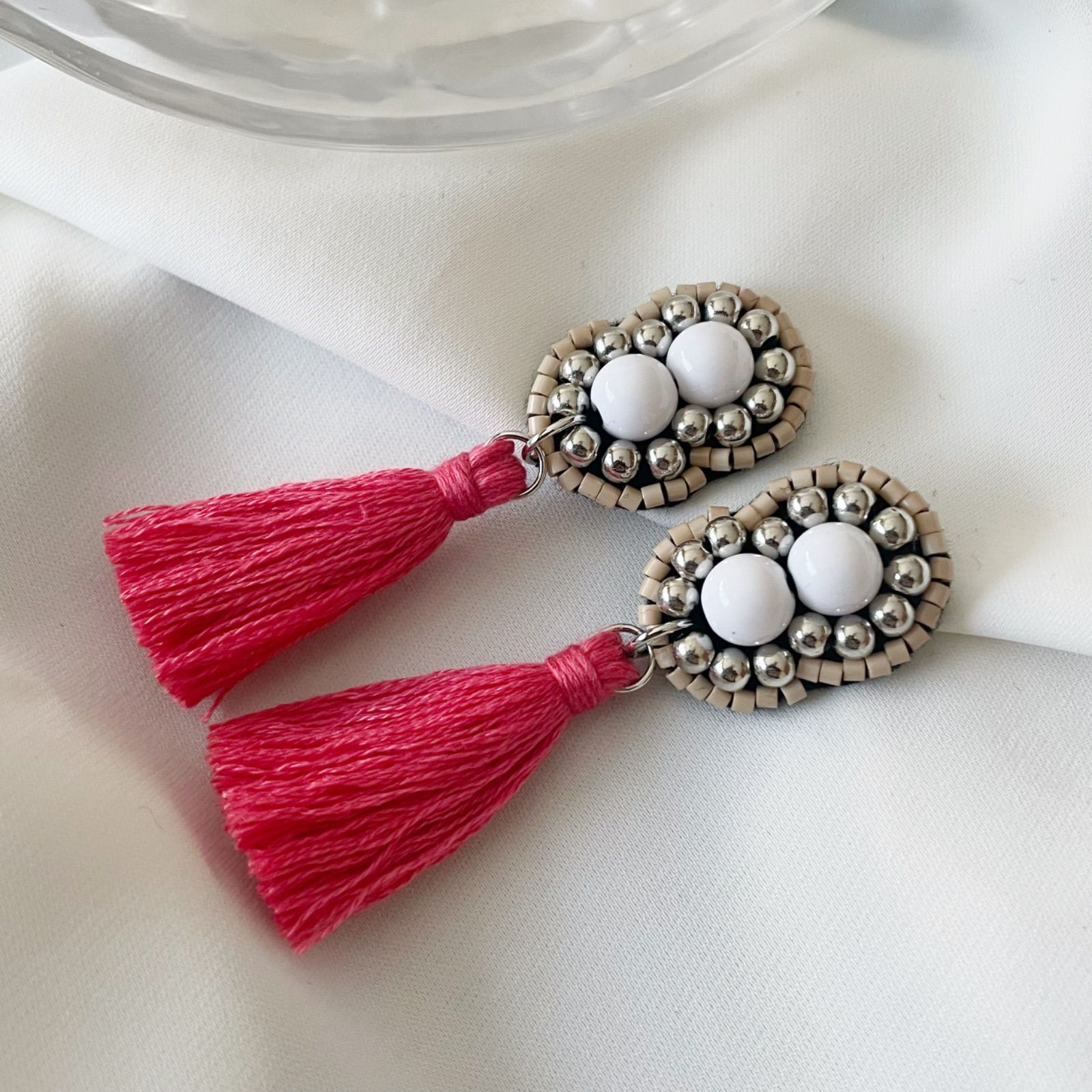 まんまるビーズとタッセル (ピンク)ビーズ刺繍 ピアス/イヤリング