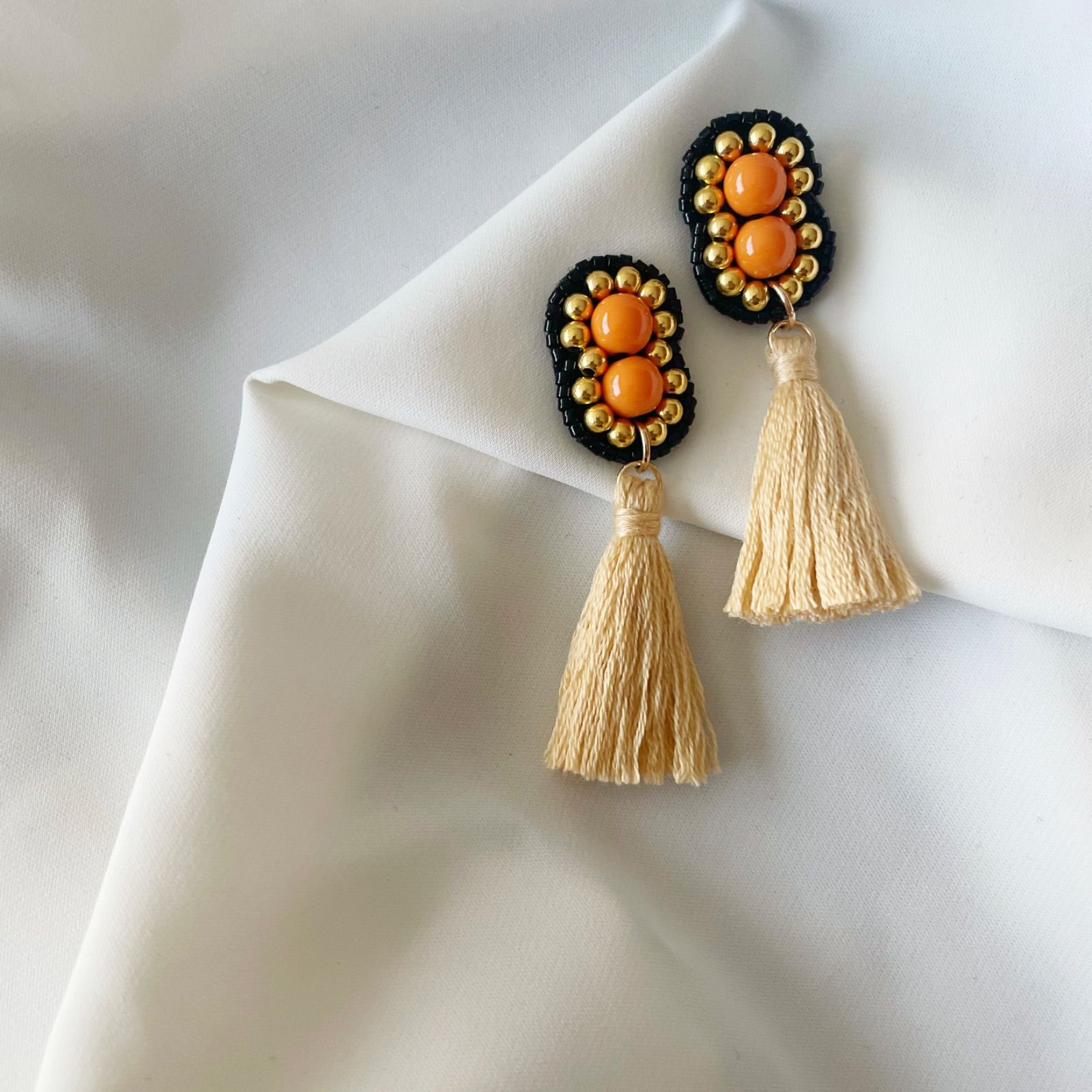まんまるビーズとタッセル (ベージュ)ビーズ刺繍 ピアス/イヤリング