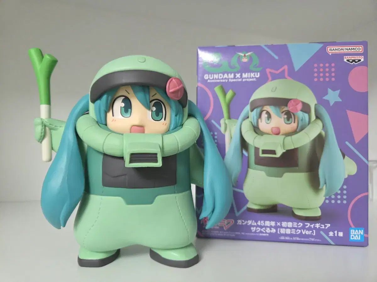 Figura Gundam 45 Aniversario x Hatsune Miku Jakugurumi Hatsune Miku BANPRESTO