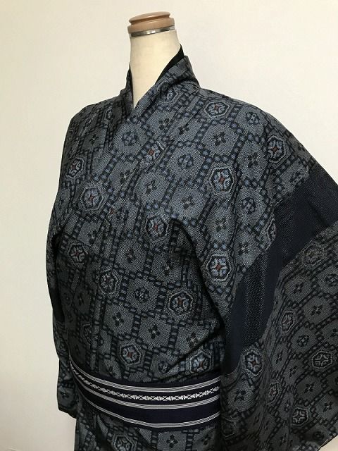【中古】2Lサイズ 紬 男物 正絹 リメイクシリーズ 黒地に絣格子文様【福服特製】 11,550円