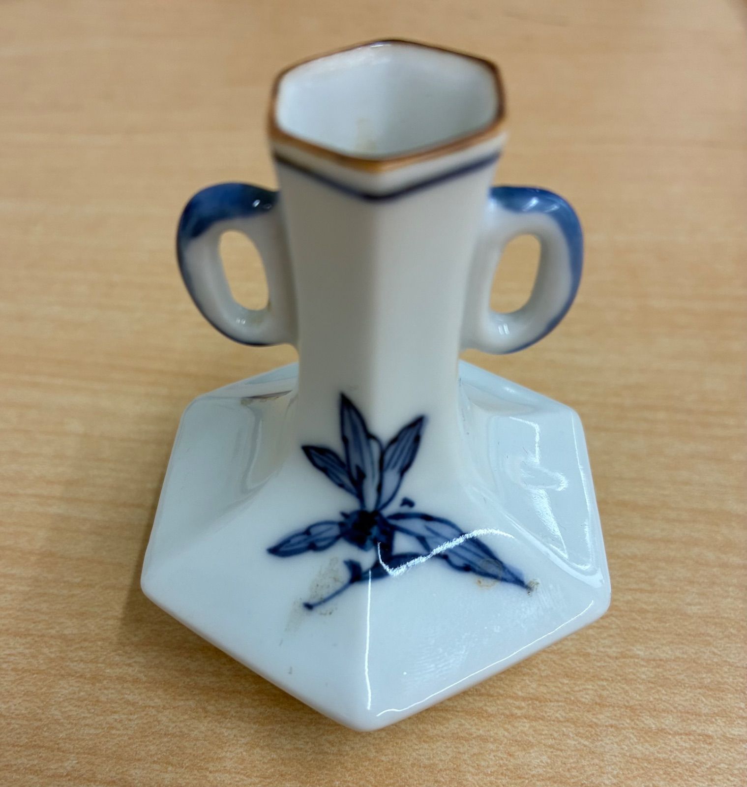 染付 六角 双耳 ミニ花瓶 一輪挿し 草花文 銘あり「崋」小型 花器 陶磁器