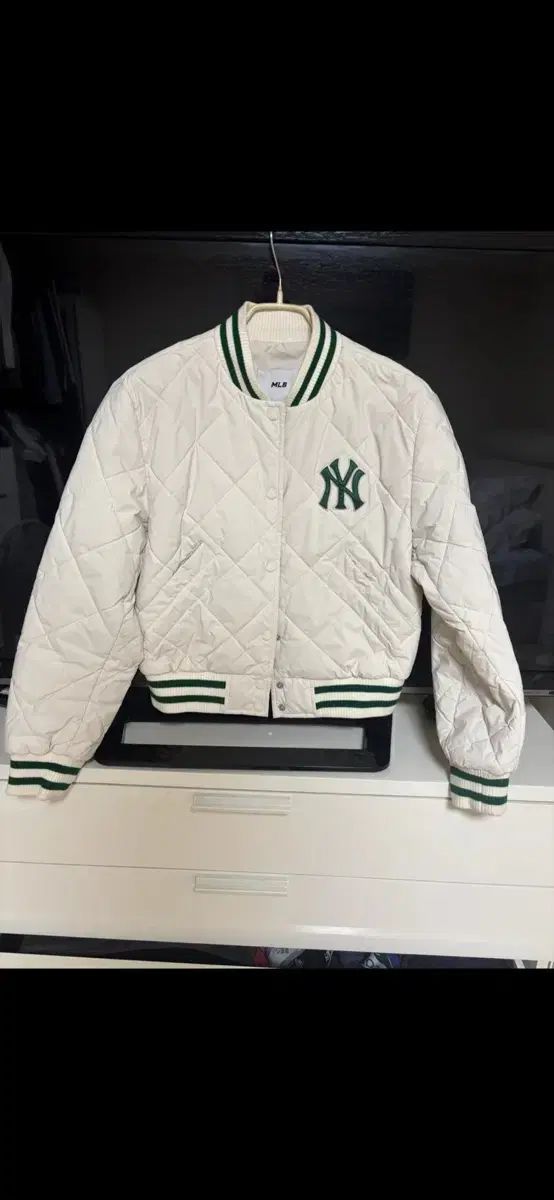 MLB ニューヨーク・ヤンキース キルティング MA-1ジャケット アイボリー