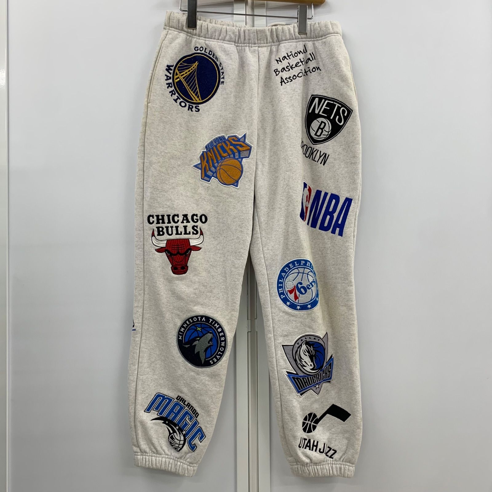 FREAK'S STORE フリークスストア NBA ロゴ スウェットパンツ ワッペン グレー Mサイズ NB-22AW 平塚店 衣料品　P 7,804円
