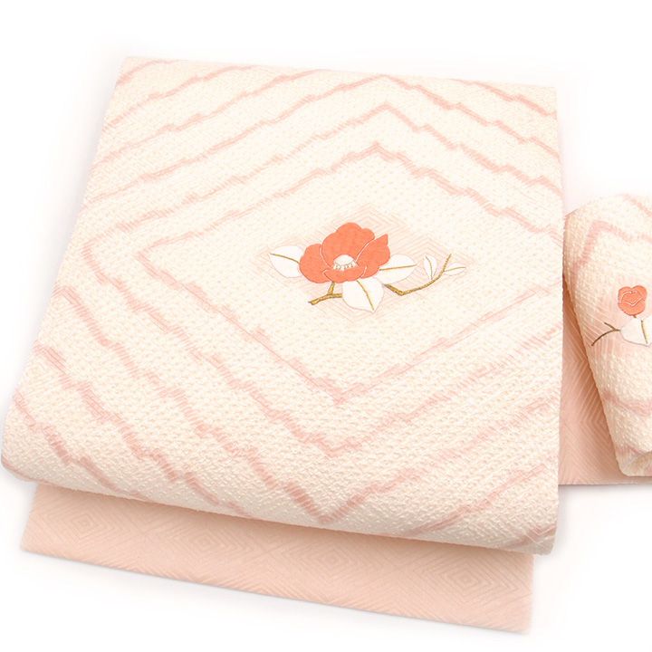 【中古】九寸名古屋帯 正絹 絞り 手刺繍 桜色地 白 椿 花柄 お茶会 観劇 お買い物などのカジュアルなお席に 色無地 格の高い小紋 紬と合わせて 春 秋 冬 仕立て済み 送料無料 g590