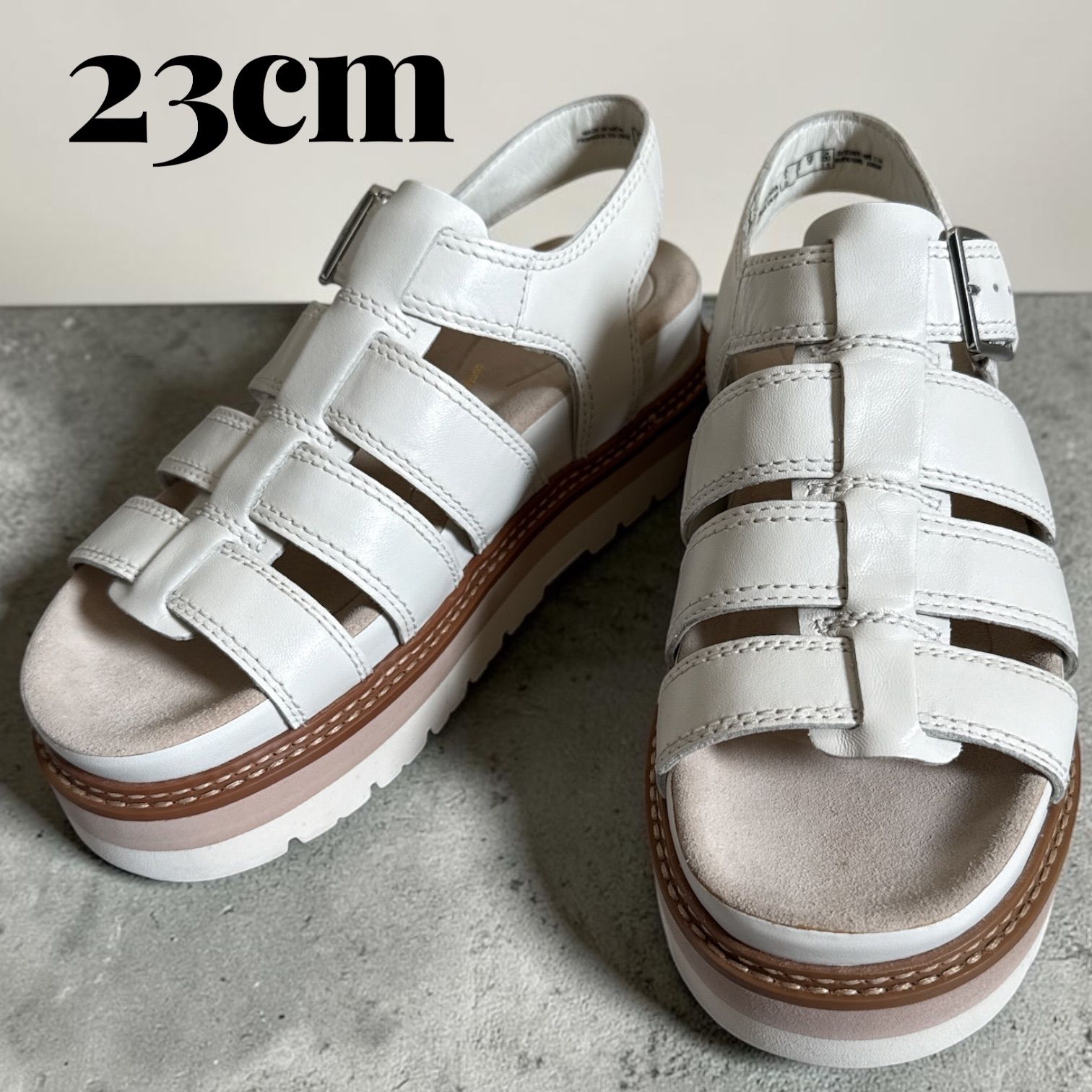 【クラークス】厚底グルカサンダル　23cm 白　アリアンナツイスト　レザー　本革　ホワイト　夏　ラグソール　軽量