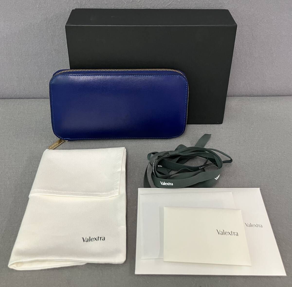 ヴァレクストラ Valextra ラウンドジップ長財布 ロイヤルブルー Valextra ヴァレクストラ 財布 青 ブルー 長財布 ラウンドファスナー