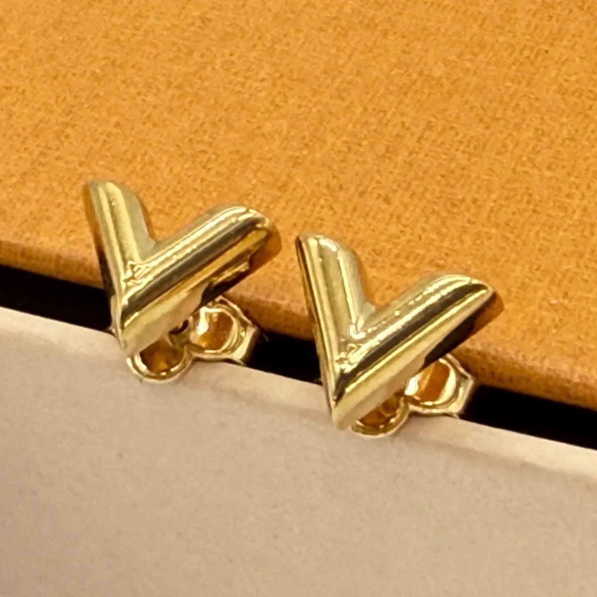 LOUIS VUITTON ルイヴィトン ピアス エッセンシャルV M68153 - メルカリ