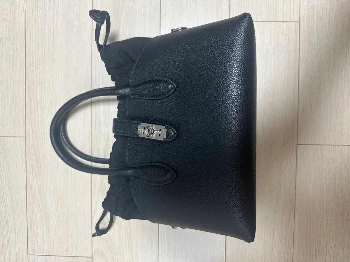 vunque トゥー トーク ハーミット クロス ミディアム ブラック 25,625円