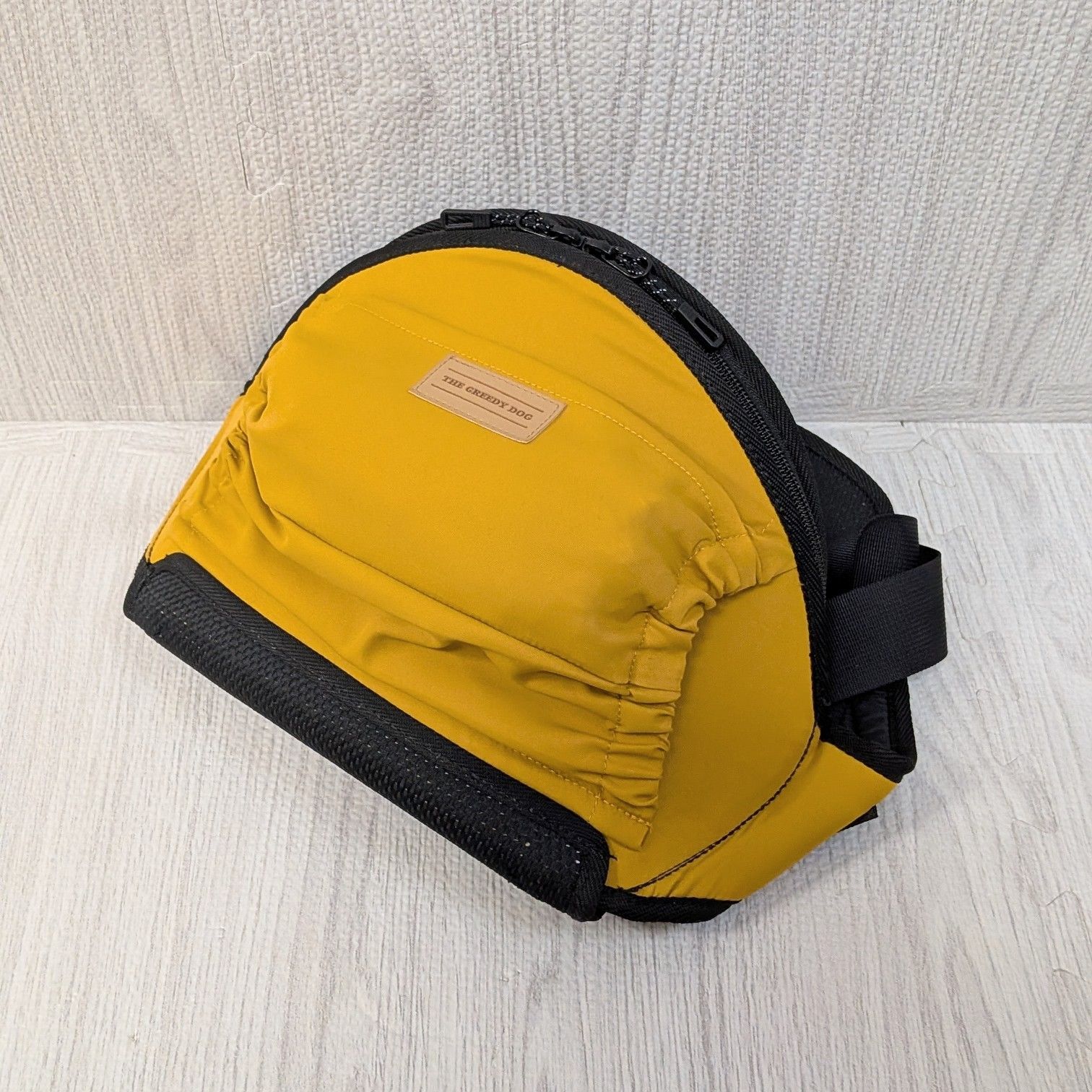 美品 THE GREEDY DOG 犬用ヒップシート 獣医師監修 お散歩ポーチ EIGHTEX お散歩ポーチ 遮熱 UVカット 飛び出し防止カバー 犬抱っこ イエロー 黄色 外出 グリーディードッグ