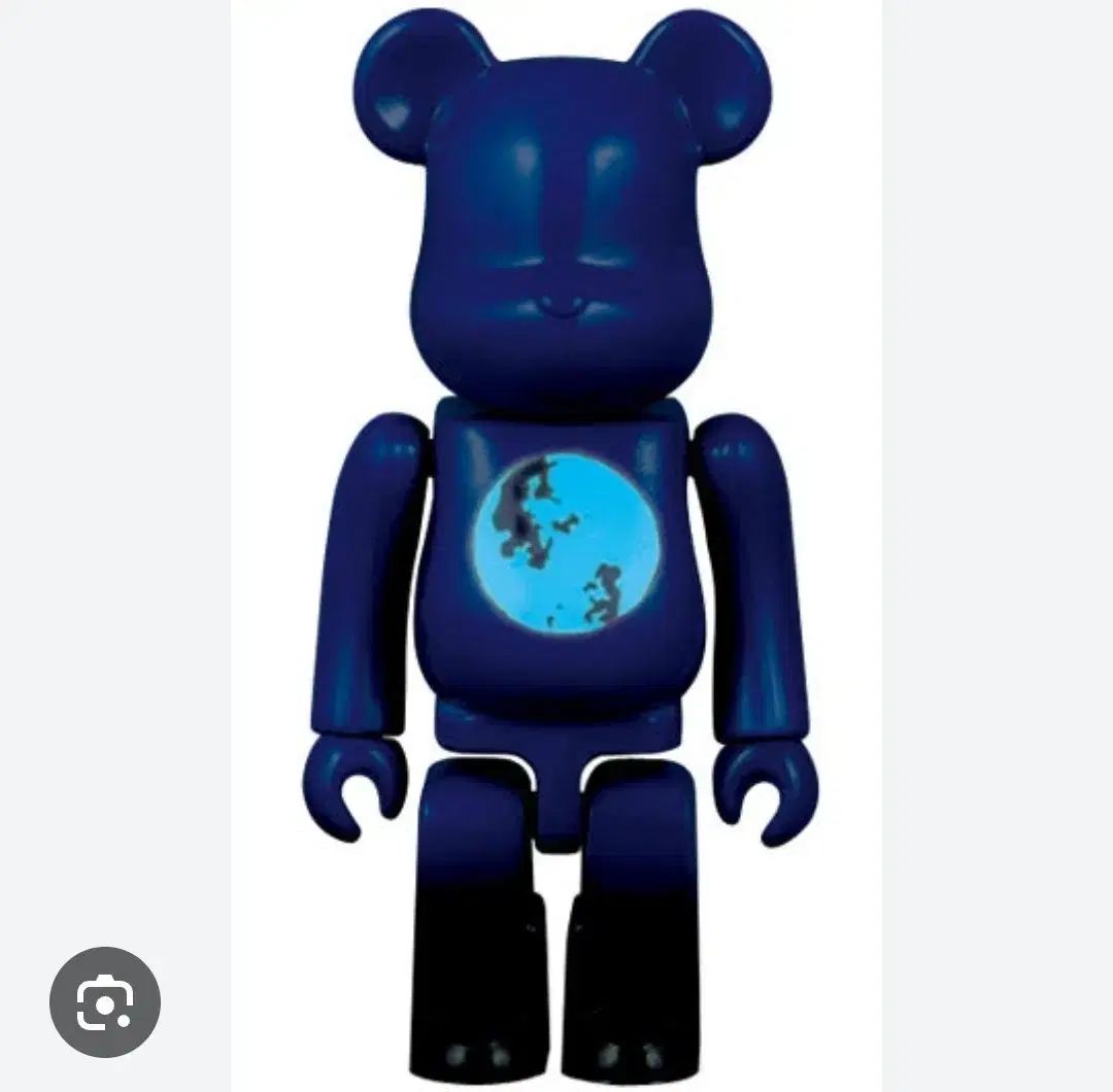BE@RBRICK(ベアブリック)みたいな月を１００％見ている